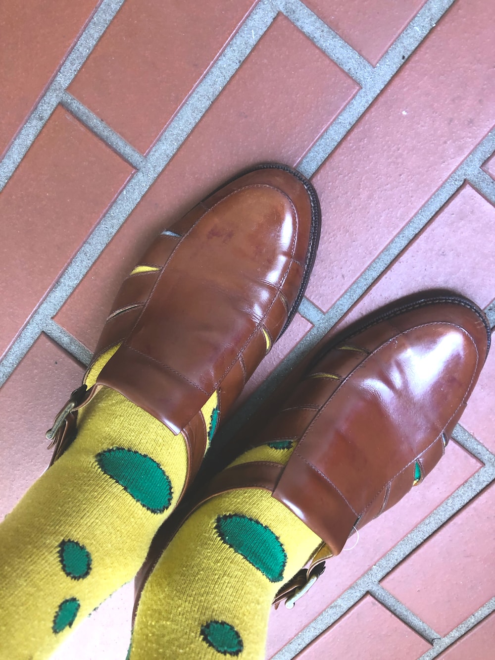 ブルー系のポロシャツ、ブラウン系のその他シューズ、ブルー系のキャップを着用したメンズの夏コーディネートの2枚目の写真