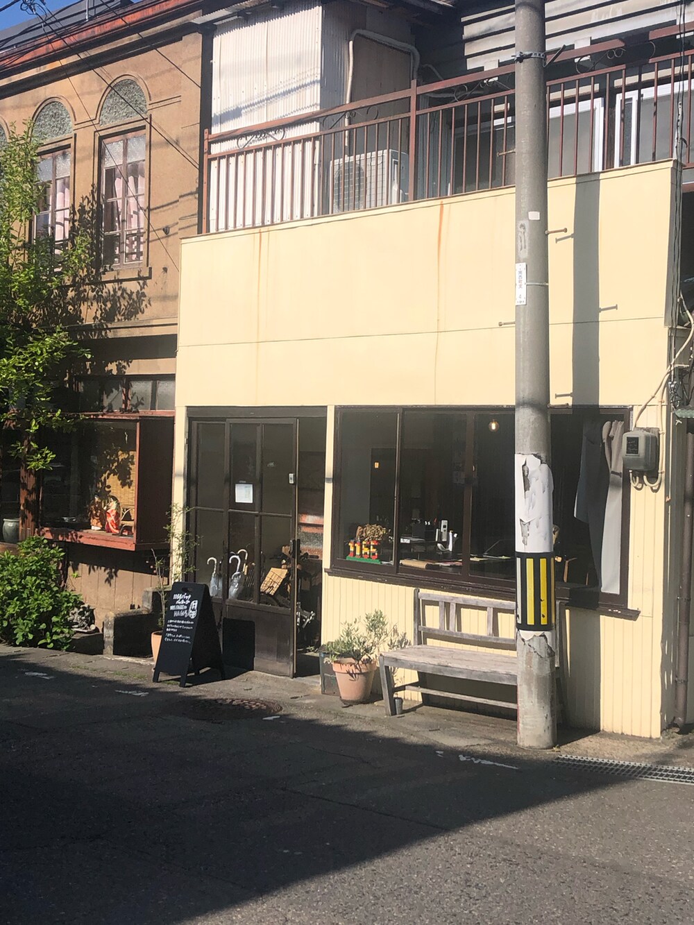 グリーン系のネクタイ、グリーン系のシャツ/ブラウス、グリーン系のベストを着用したメンズの春コーディネートの2枚目の写真