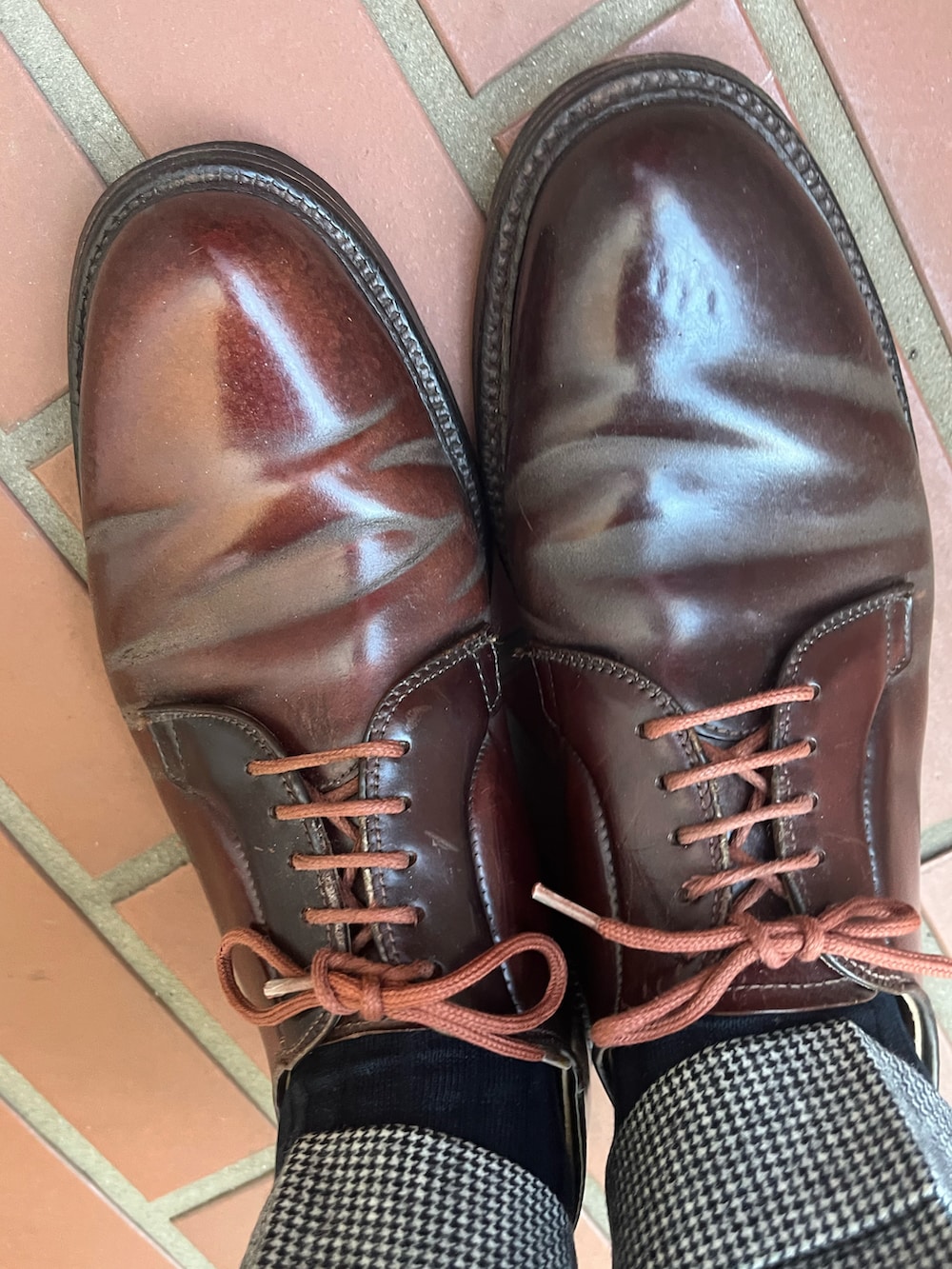 ブルー系のシャツ/ブラウス、ブルー系のベスト、ブルー系のベストを着用したメンズの春コーディネートの2枚目の写真