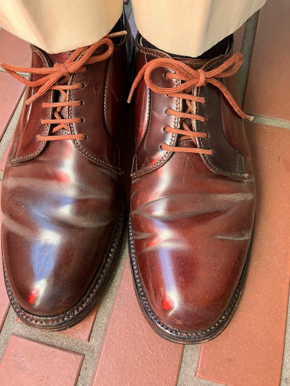 ブラウン系のドレスシューズ、ブルー系のシャツ/ブラウス、グリーン系のテーラードジャケットを着用したメンズの夏コーディネートの2枚目の写真