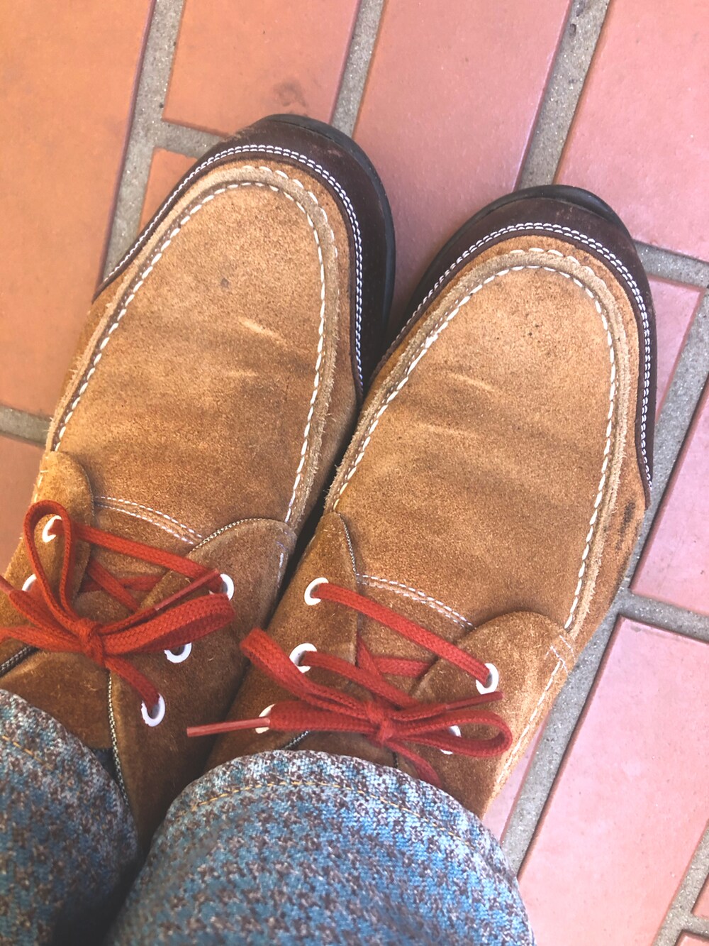 グリーン系のネクタイ、グリーン系のシャツ/ブラウス、ベージュ系のノーカラージャケットを着用したメンズの春コーディネートの2枚目の写真