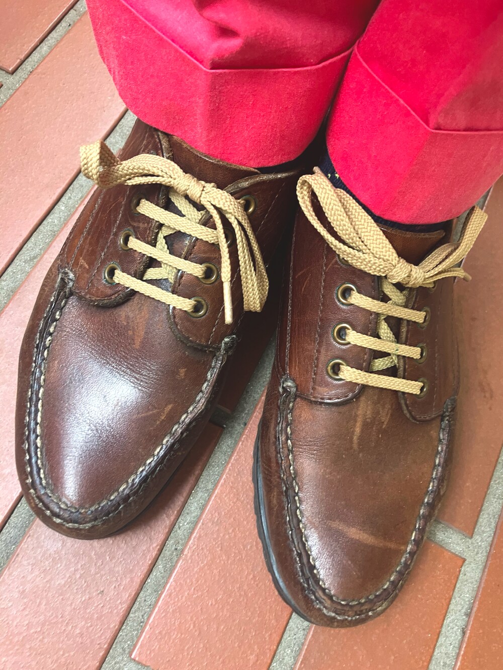 ブラウン系のモカシン/デッキシューズ、ブルー系のネクタイ、ブルー系のシャツ/ブラウスを着用したメンズの秋コーディネートの2枚目の写真