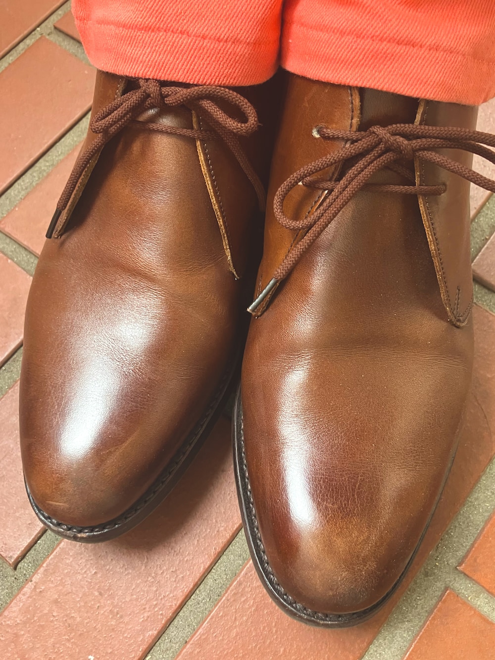 ブラウン系のブーツ、ホワイト系のシャツ/ブラウス、パープル系のネクタイを着用したメンズの夏コーディネートの2枚目の写真