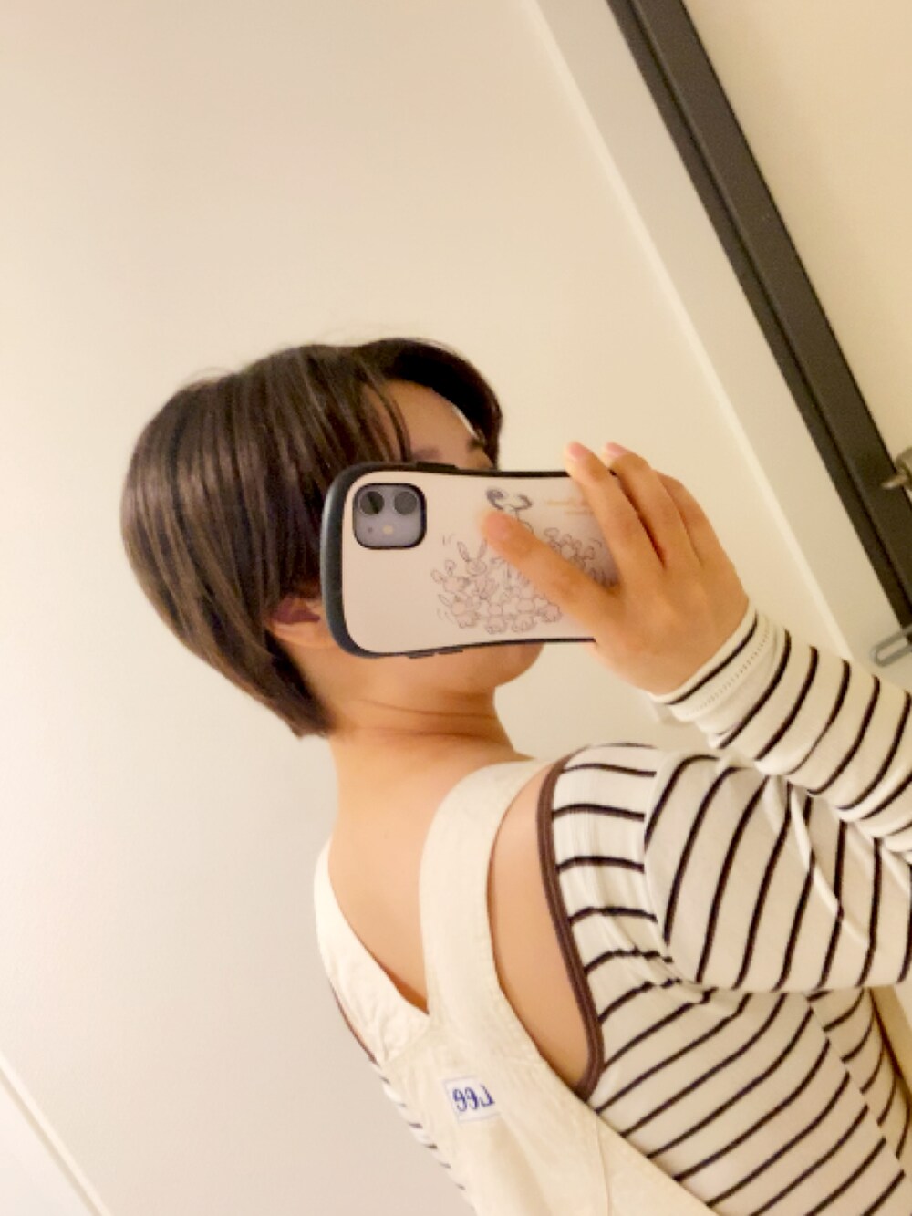 ホワイト系のサロペット/オーバーオール、ホワイト系のTシャツ/カットソー、ホワイト系のその他シューズを着用したレディースの春コーディネートの2枚目の写真