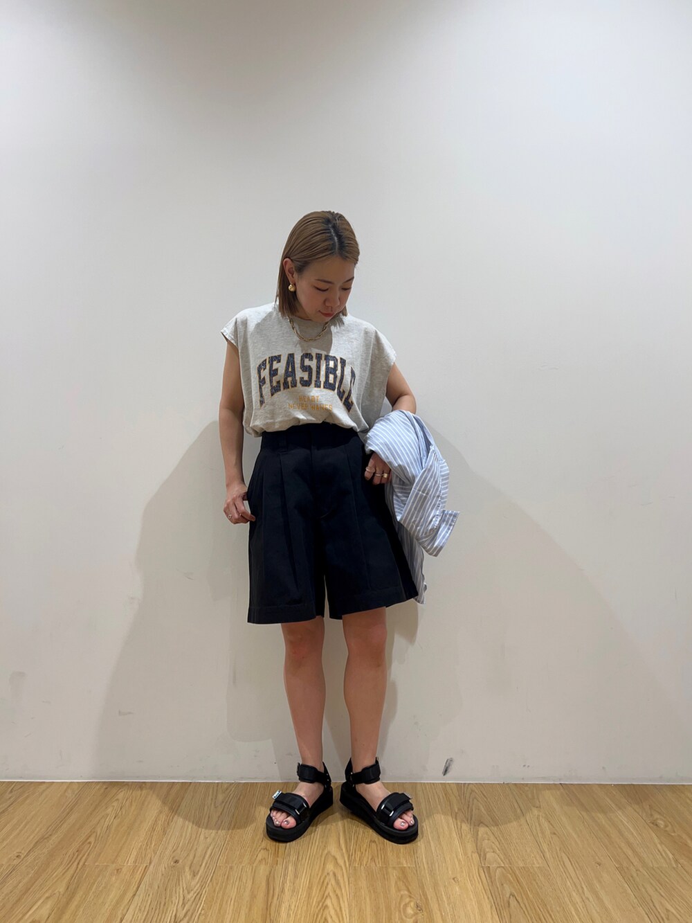 ホワイト系のTシャツ/カットソー、ブラック系のその他パンツ、その他のシャツ/ブラウスを着用したレディースの夏コーディネートの2枚目の写真