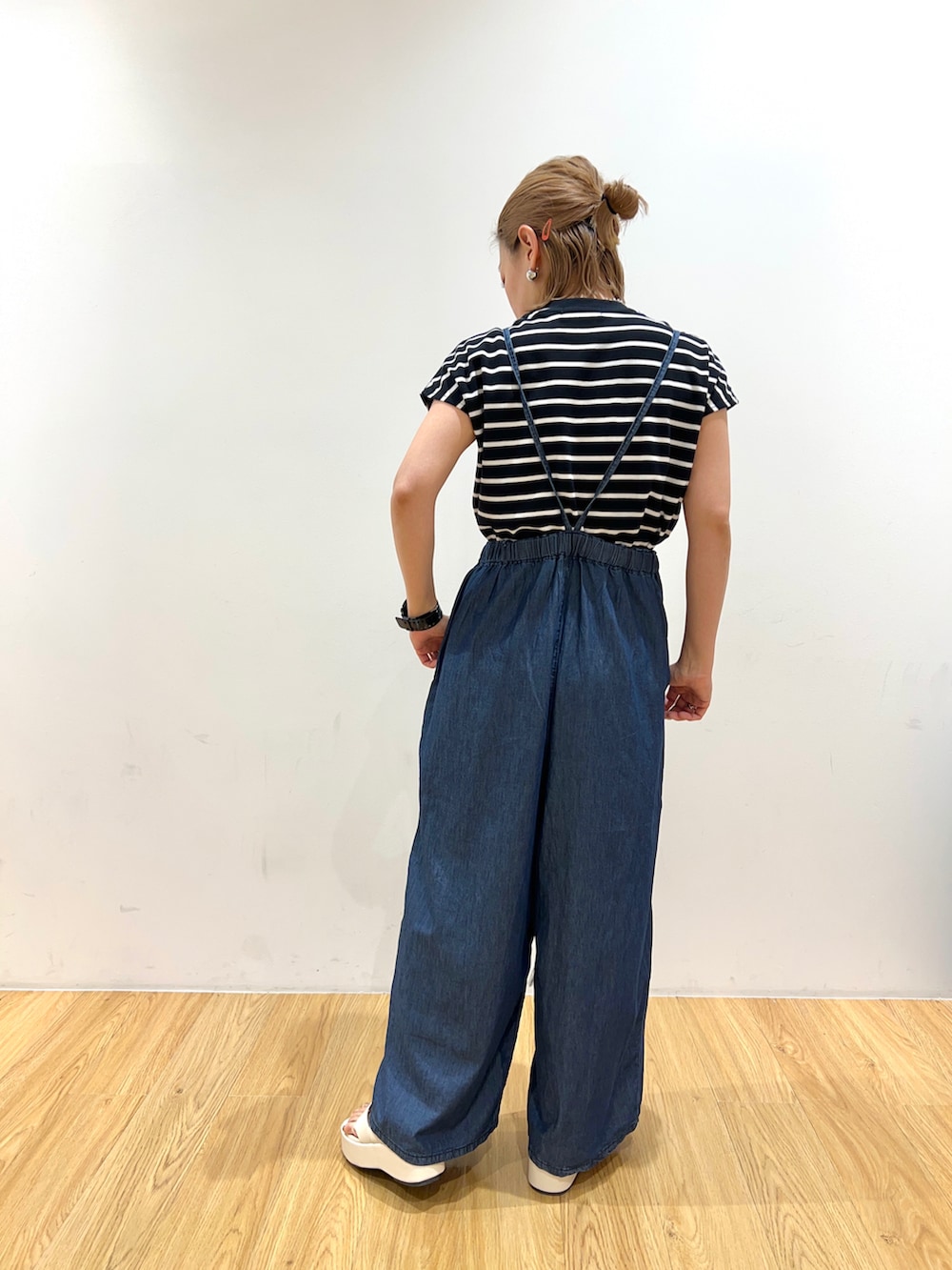 その他のTシャツ/カットソー、ブルー系のサロペット/オーバーオール、ホワイト系のサンダルを着用したレディースの夏コーディネートの2枚目の写真