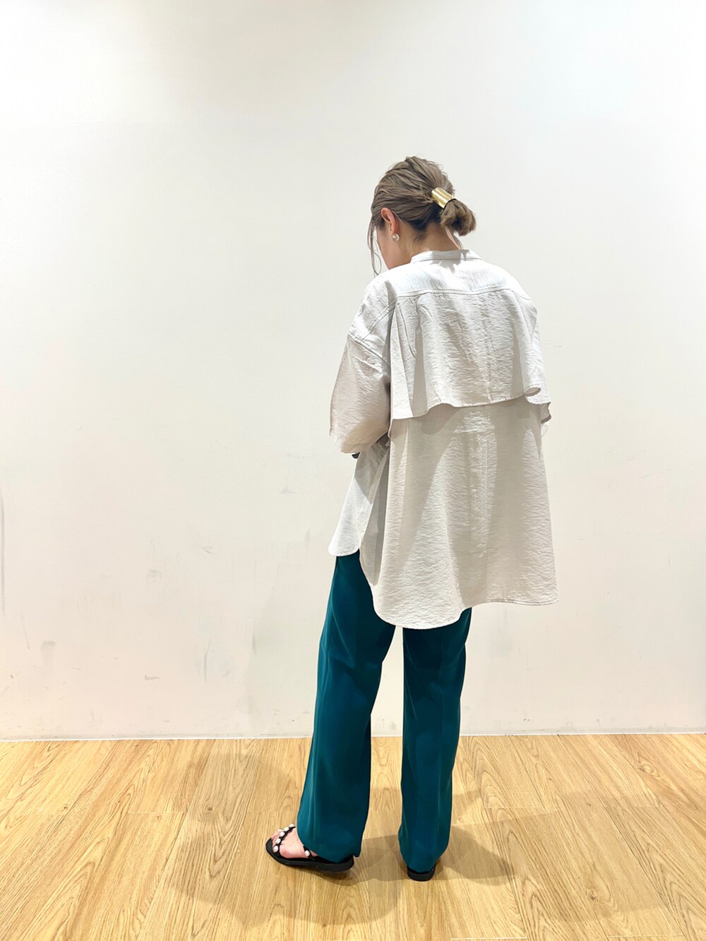 ブルー系のシャツ/ブラウス、グリーン系のスラックス、ブラック系のサンダルを着用したレディースの夏コーディネートの2枚目の写真