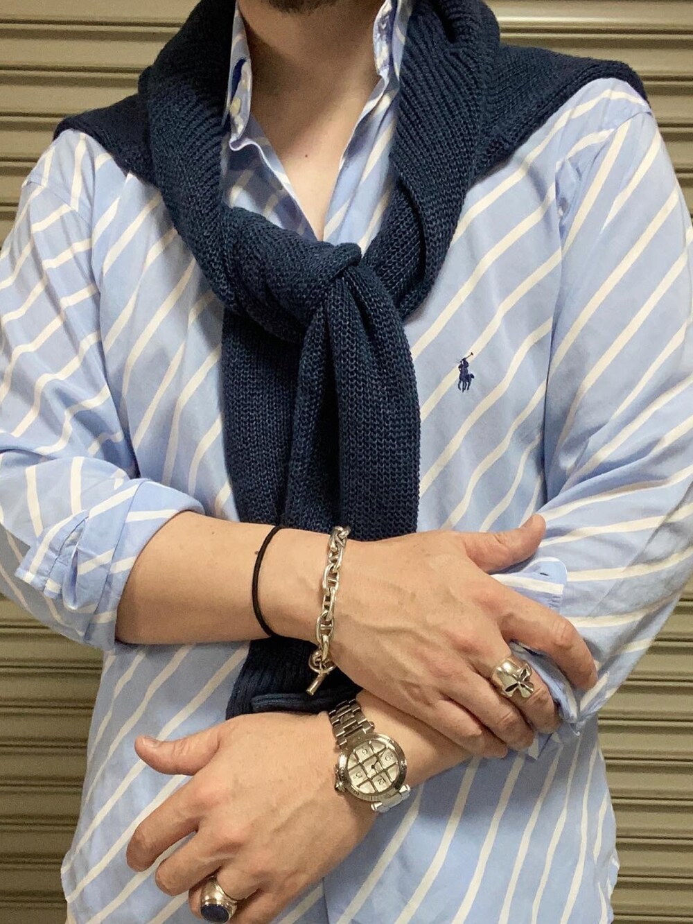 ブラック系のトートバッグ、ホワイト系のその他パンツ、ブルー系のシャツ/ブラウスを着用したメンズの夏コーディネートの2枚目の写真
