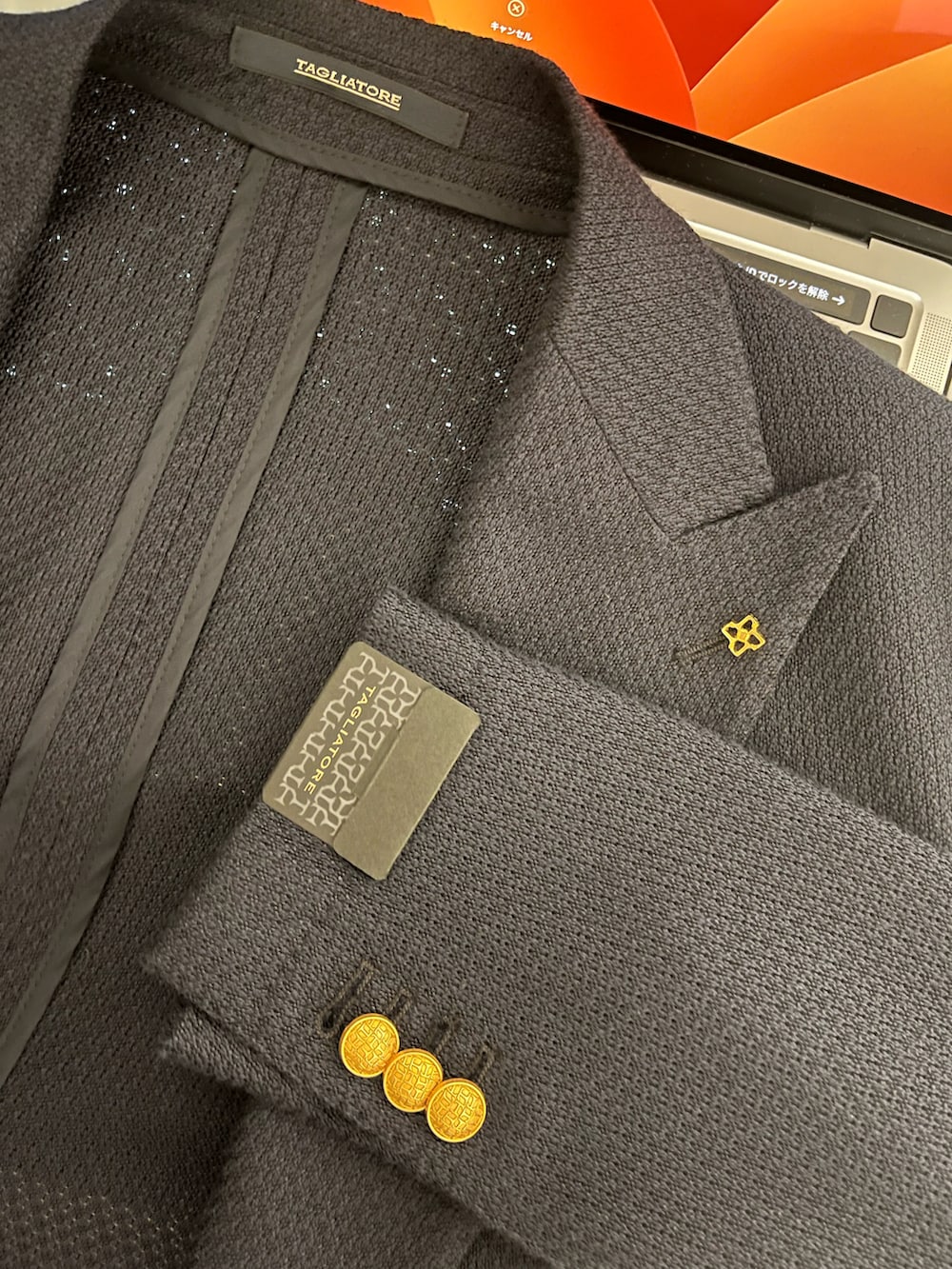 ブルー系のテーラードジャケット、ベージュ系のスラックス、ブラウン系のドレスシューズを着用したメンズの夏コーディネートの3枚目の写真