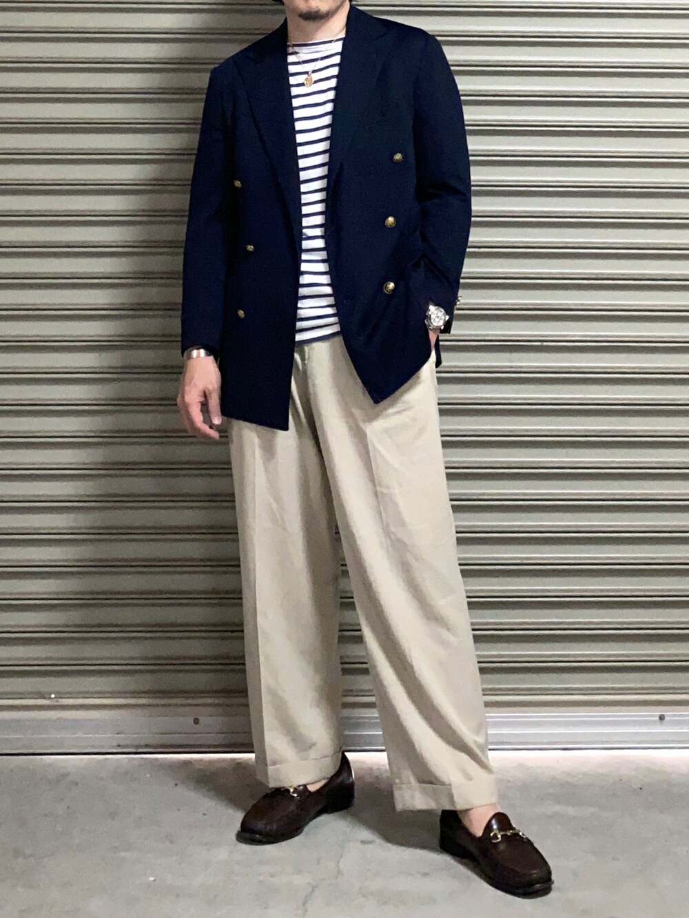 ベージュ系のチノパンツ、ブルー系のテーラードジャケット、グレー系のTシャツ/カットソーを着用したメンズの秋コーディネートの2枚目の写真