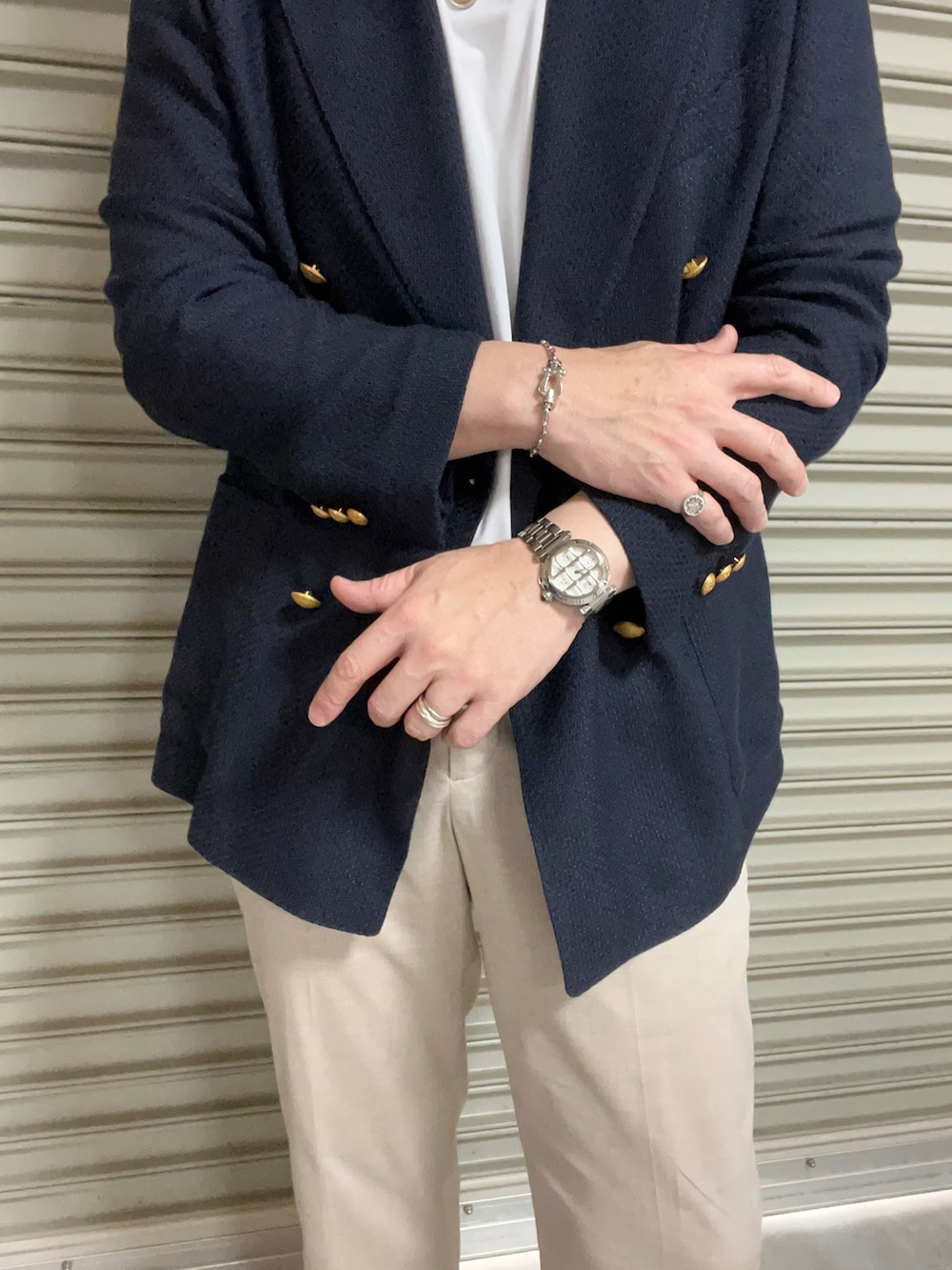 ブルー系のテーラードジャケット、ベージュ系のスラックス、ブラウン系のドレスシューズを着用したメンズの夏コーディネートの2枚目の写真