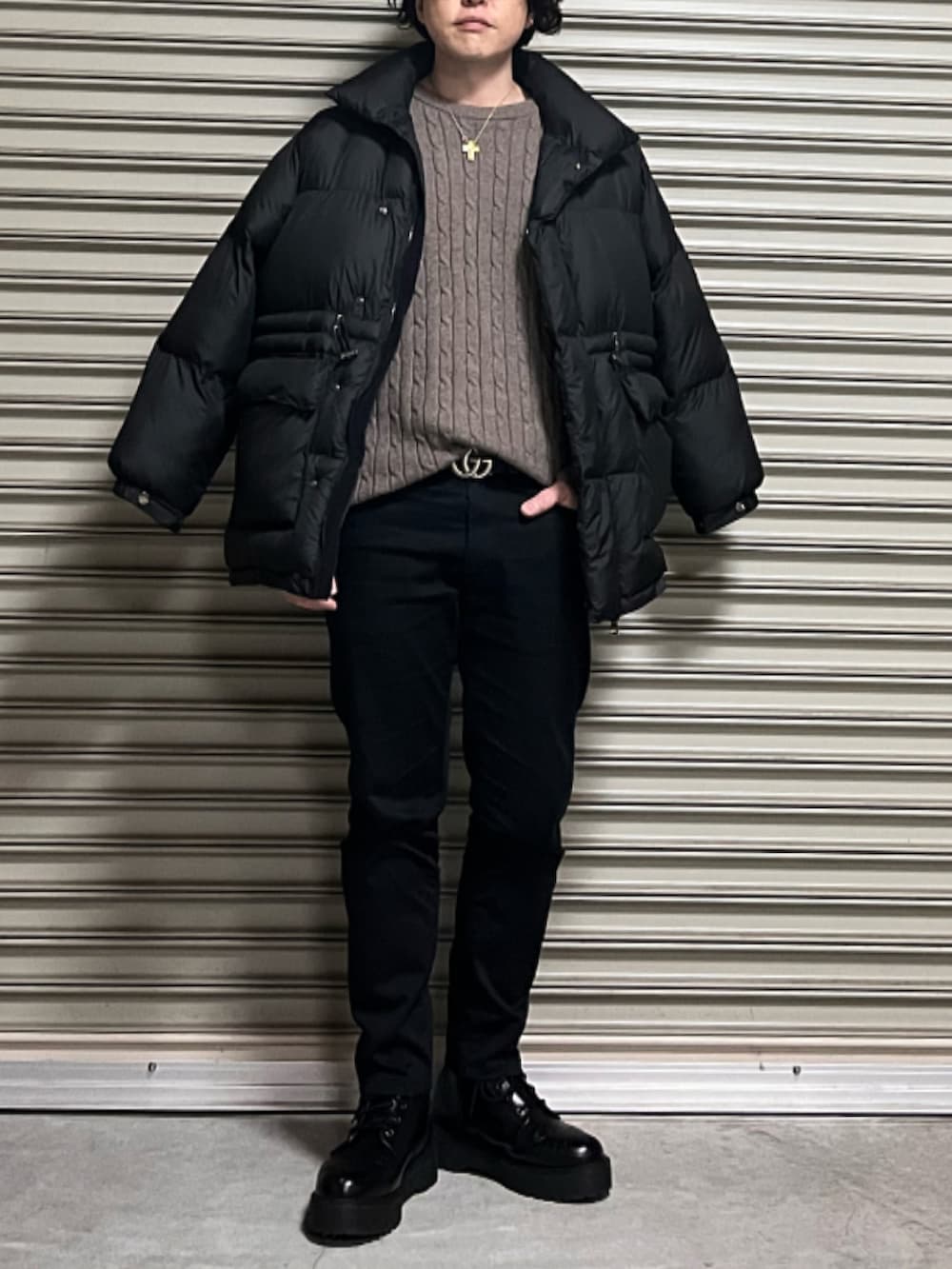 ブラック系のトートバッグ、ブラック系のダウンジャケット/コート、ブラック系のブーツを着用したメンズの冬コーディネートの2枚目の写真