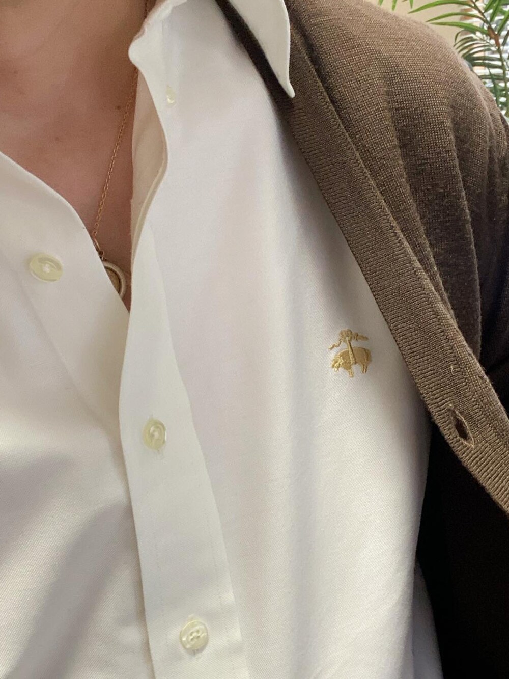 ブルー系のトートバッグ、ブルー系のデニムパンツ、ホワイト系のシャツ/ブラウスを着用したメンズの秋コーディネートの2枚目の写真