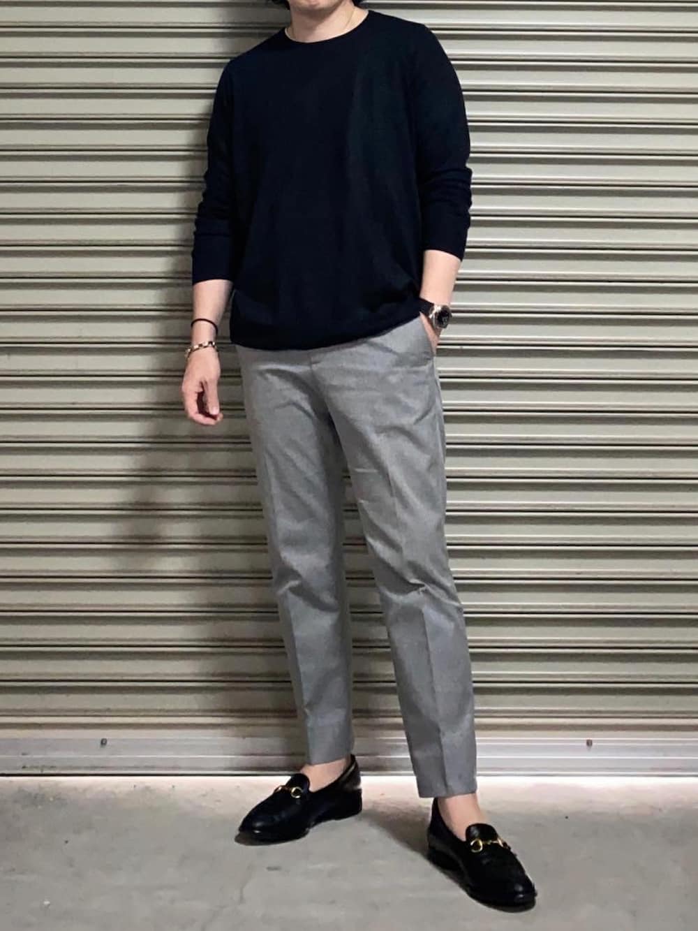 シルバー系のスラックス、ブラック系のテーラードジャケットを着用したメンズの秋コーディネートの2枚目の写真