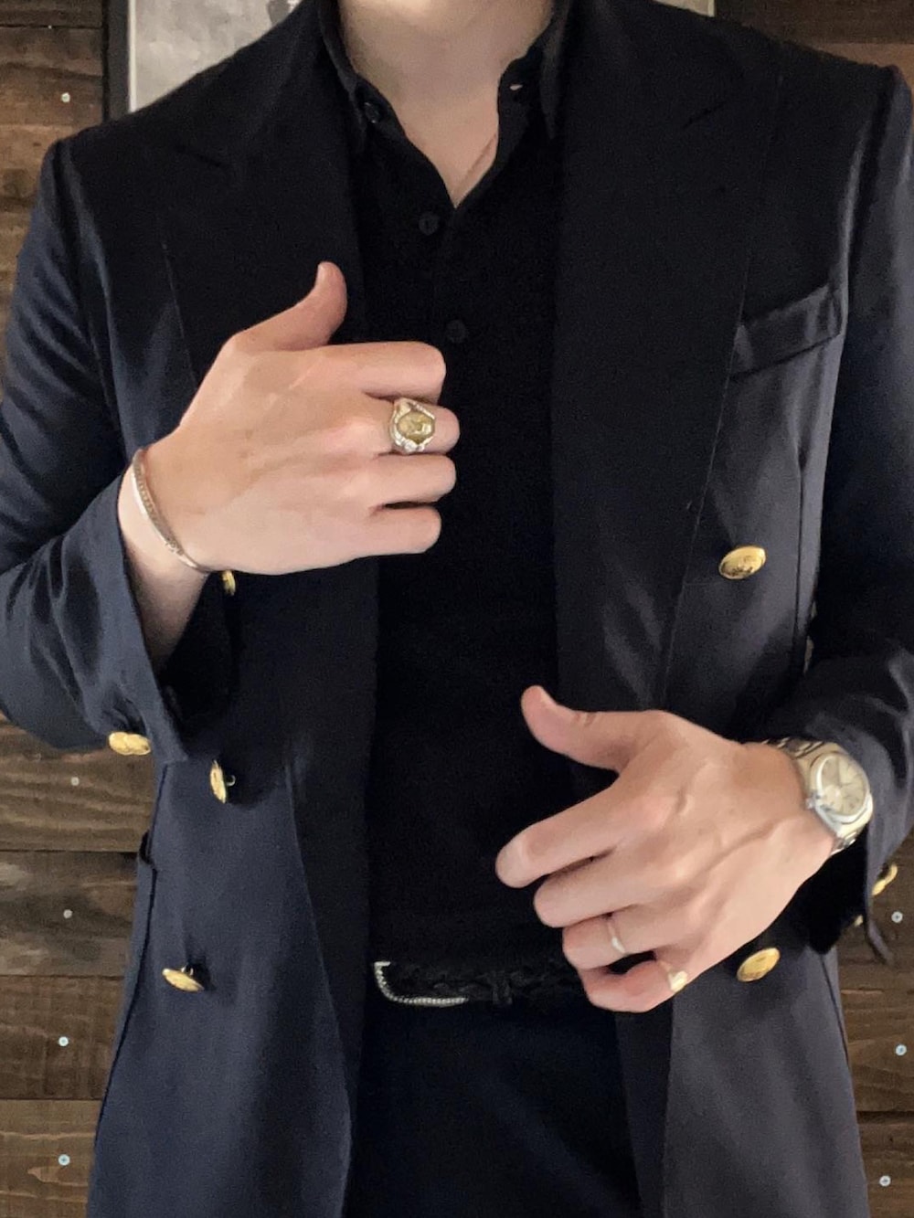 ブラック系のトートバッグ、ブルー系のスーツセットを着用したメンズの春コーディネートの2枚目の写真