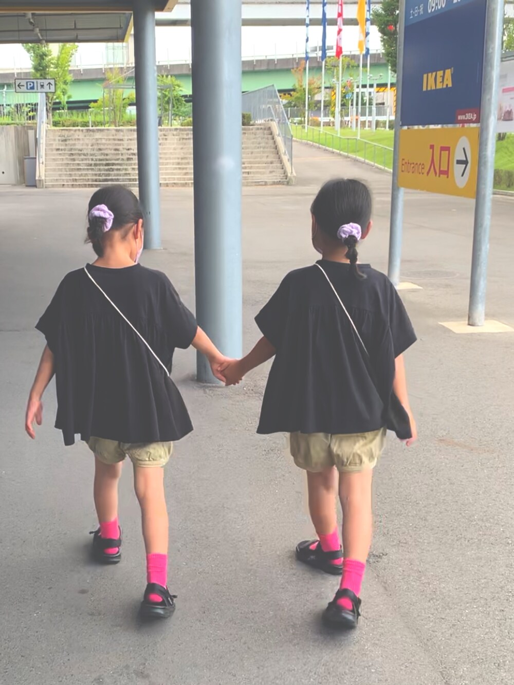 ブラック系のサンダル、グレー系のTシャツ/カットソー、ベージュ系のその他パンツを着用したキッズの夏コーディネートの2枚目の写真