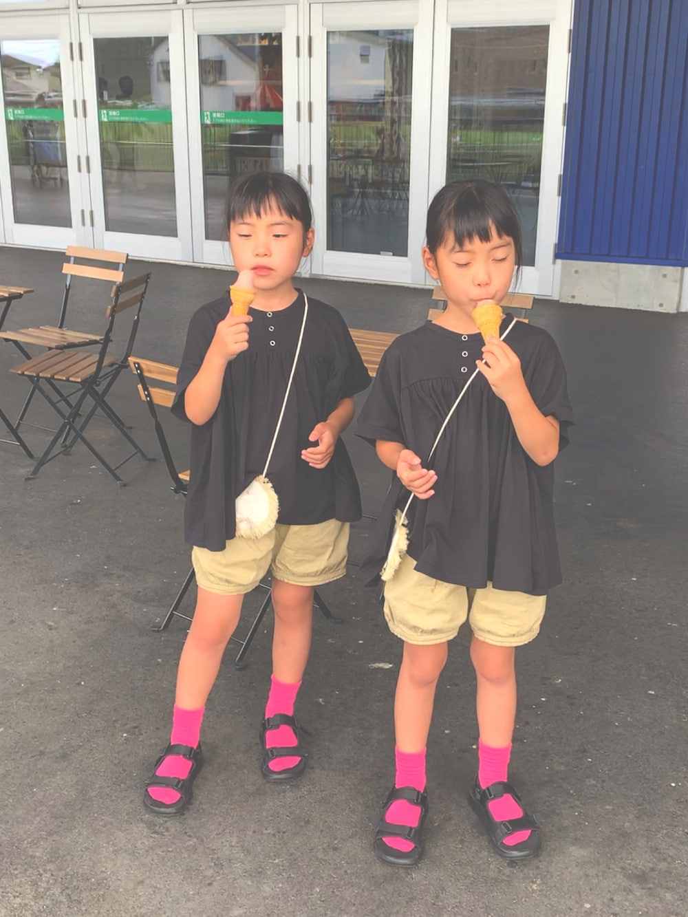 ブラック系のサンダル、グレー系のTシャツ/カットソー、ベージュ系のその他パンツを着用したキッズの夏コーディネートの3枚目の写真