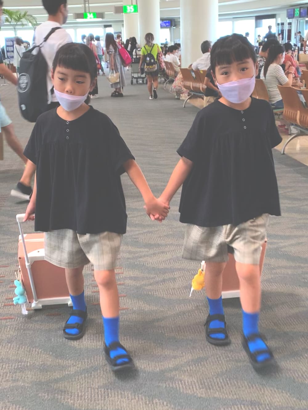 グレー系のTシャツ/カットソー、その他のその他パンツ、ピンク系のスーツケース/キャリーバッグを着用したキッズの秋コーディネートの2枚目の写真