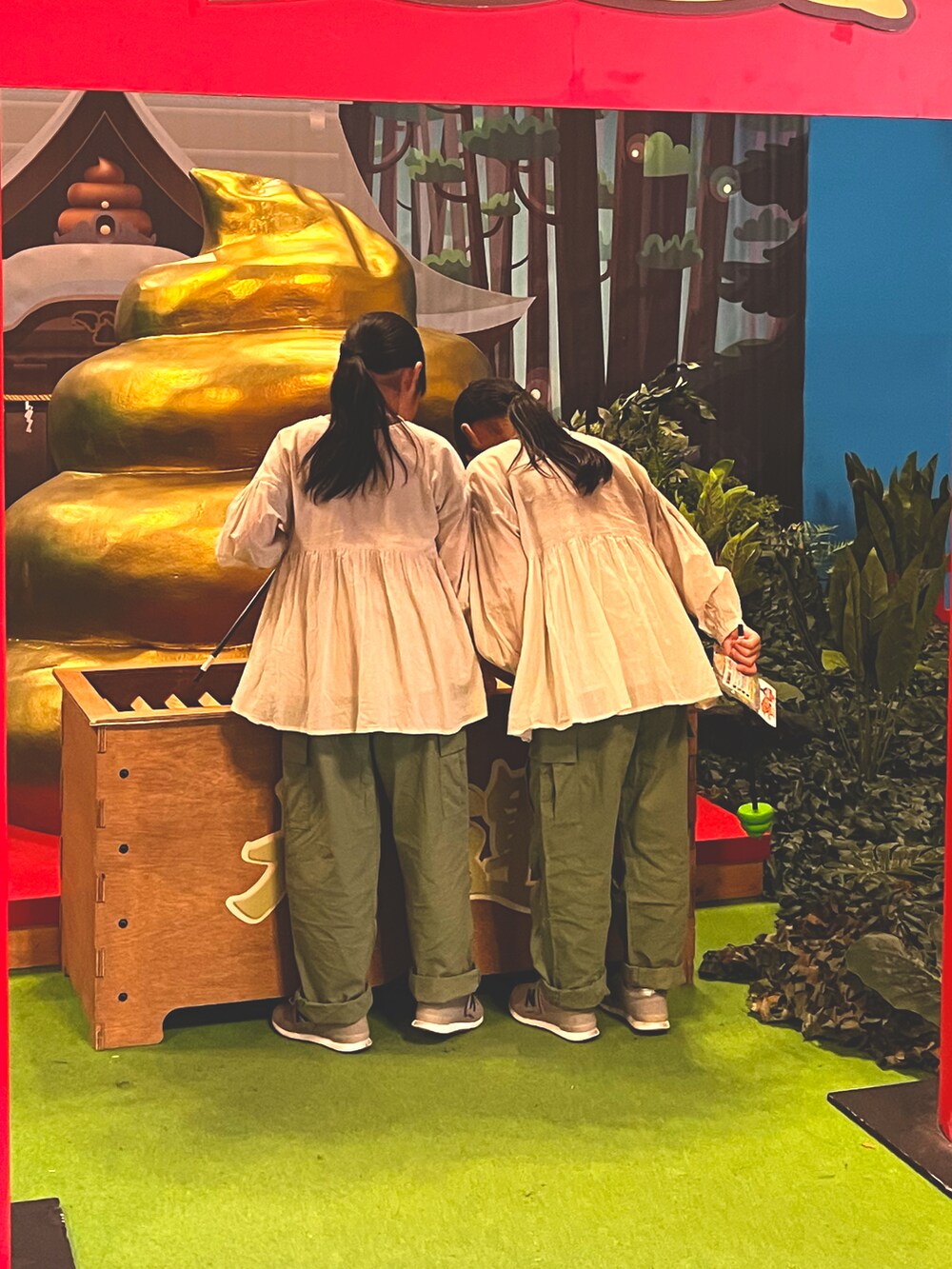 グリーン系のカーゴパンツ、ベージュ系のシャツ/ブラウスを着用したキッズの春コーディネートの2枚目の写真