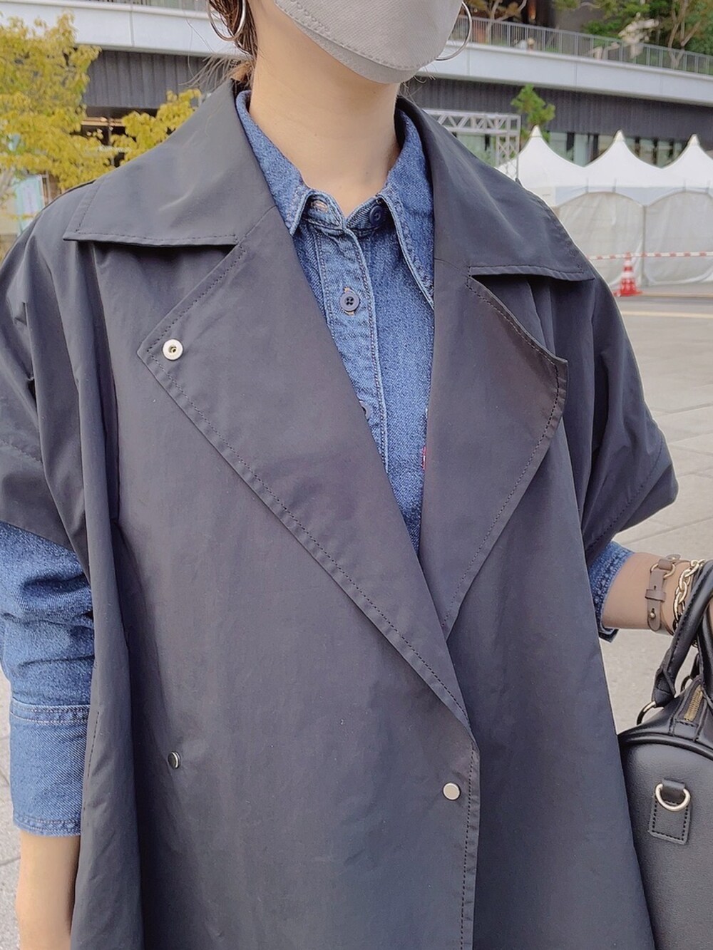 ブラック系のジャケット/アウター、ブルー系のシャツ/ブラウスを着用したレディースの冬コーディネートの2枚目の写真