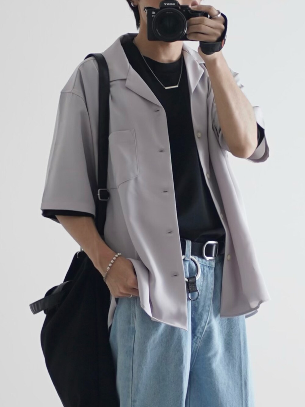 ベージュ系のシャツ/ブラウス、ブラック系のTシャツ/カットソー、ブルー系のデニムパンツを着用したメンズの夏コーディネートの2枚目の写真