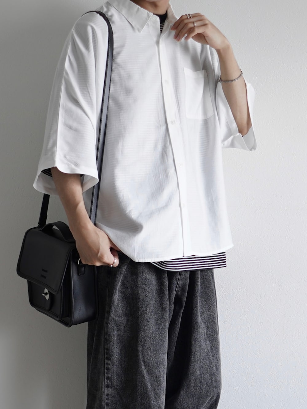 「シャツスタイル、シャツ、シアーシャツ、レイヤードスタイル、白シャツ、デニム、デニムパンツ、スニーカー、コンバース、ショルダーバッグ、夏コーデ、シンプルコーデ、プチプラ、きれいめカジュアル、休日スタイル」｜「ASTRONOMYのシアードルマンシャツ（シャツ/ブラウス、ホワイト系）」を使った、こーせ︎︎︎︎︎︎︎︎さん（メンズ・169cm）の夏コーディネートの2枚目の写真