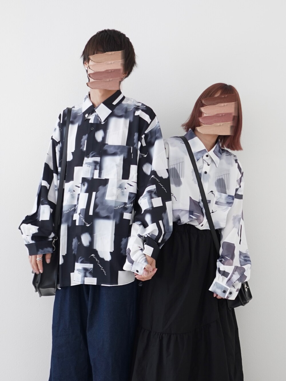 ブラック系のシャツ/ブラウス、ブルー系のデニムパンツ、ブラック系のショルダーバッグを着用したメンズの秋コーディネートの2枚目の写真