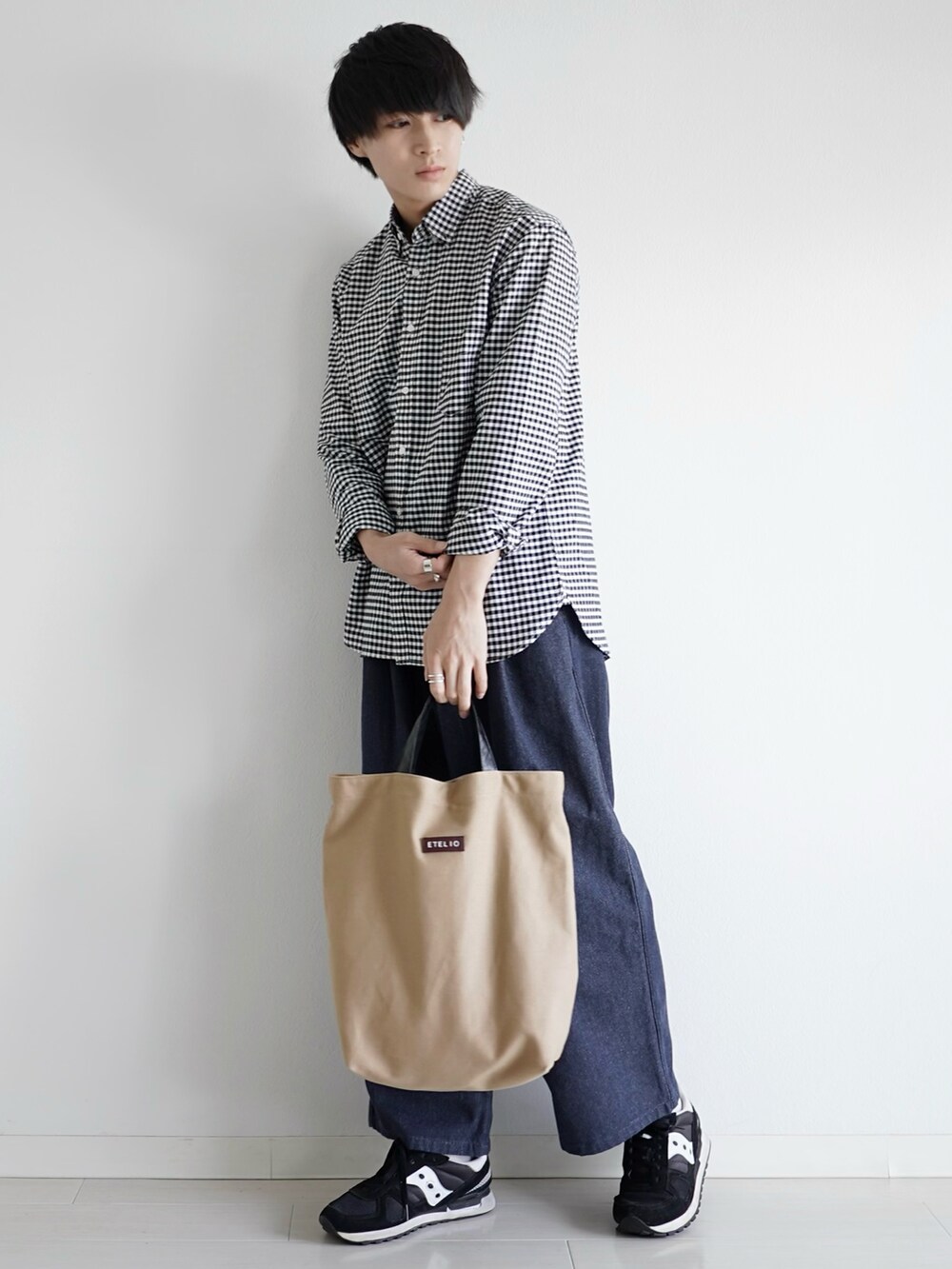 ブラック系のシャツ/ブラウス、ブルー系のスラックス、ブラック系のスニーカーを着用したメンズの春コーディネートの2枚目の写真