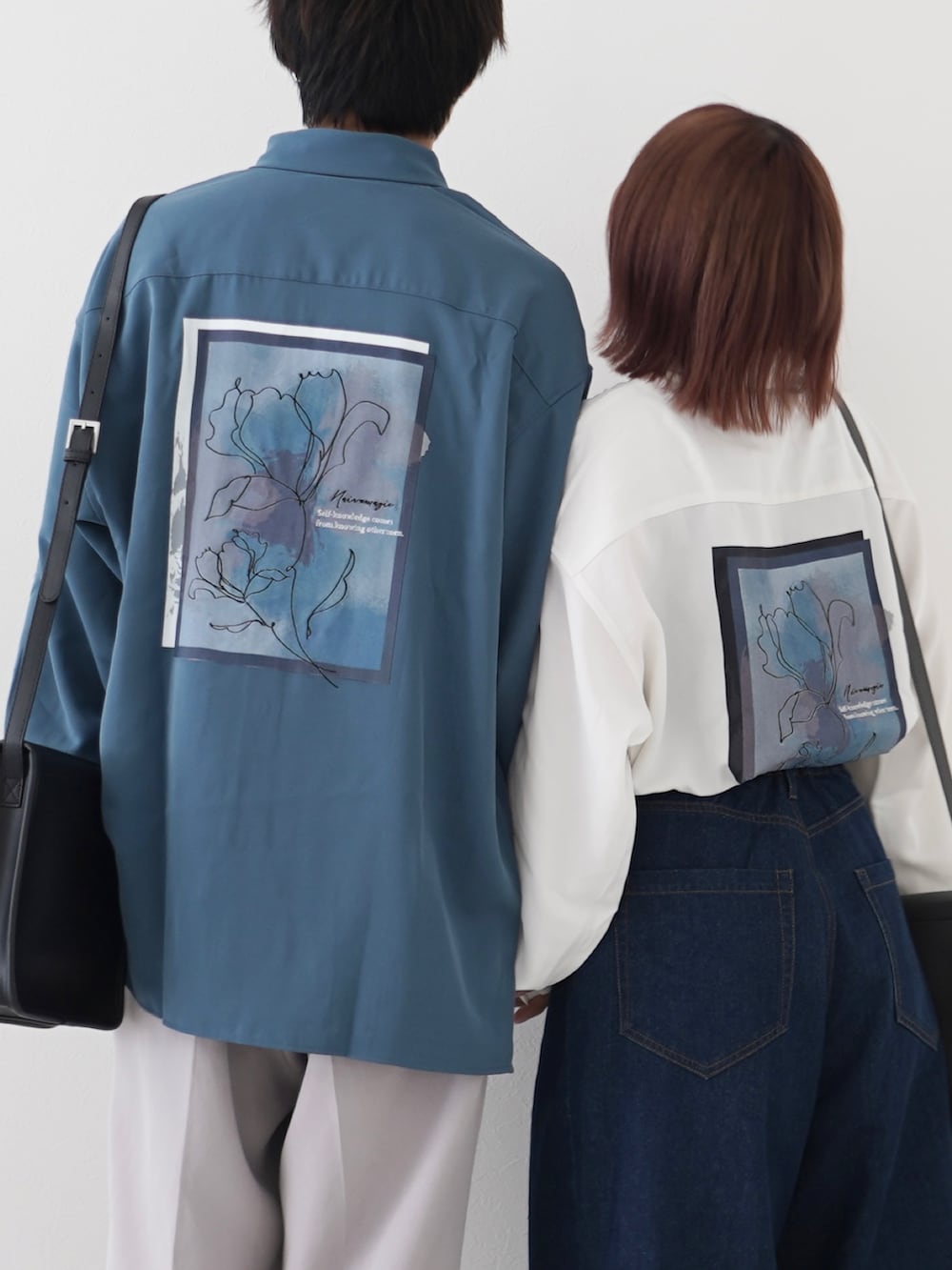 ブルー系のシャツ/ブラウス、グレー系のスラックス、ブラック系のショルダーバッグを着用したメンズの夏コーディネートの3枚目の写真