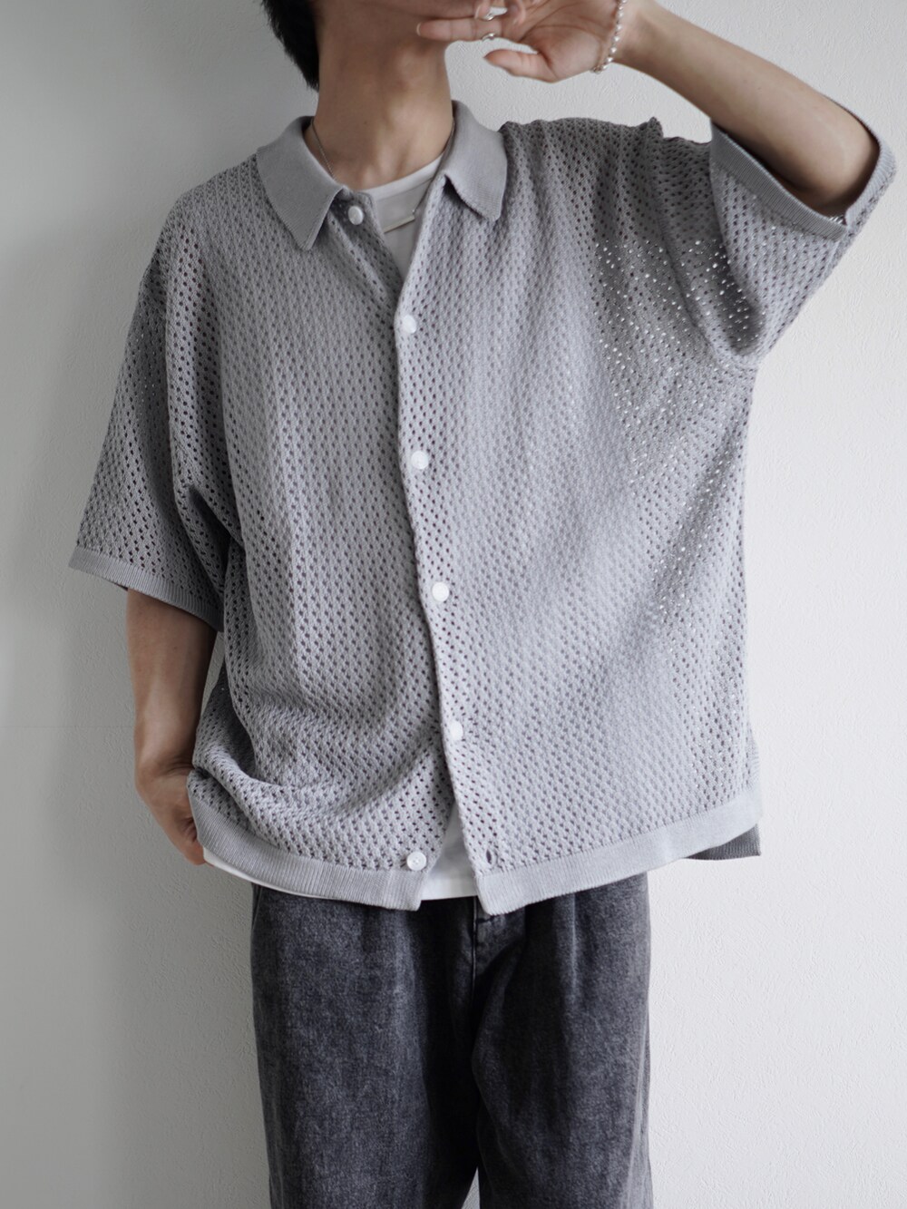 グレー系のシャツ/ブラウス、ブラック系のデニムパンツ、ブラック系のローファーを着用したメンズの春コーディネートの2枚目の写真