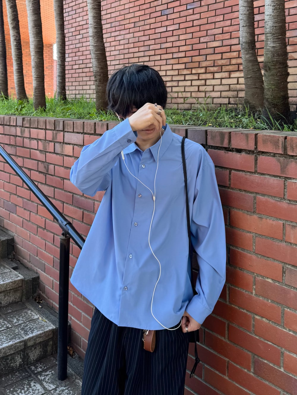 ブルー系のシャツ/ブラウス、ブラック系のスラックス、ブラック系のショルダーバッグを着用したメンズの秋コーディネートの2枚目の写真
