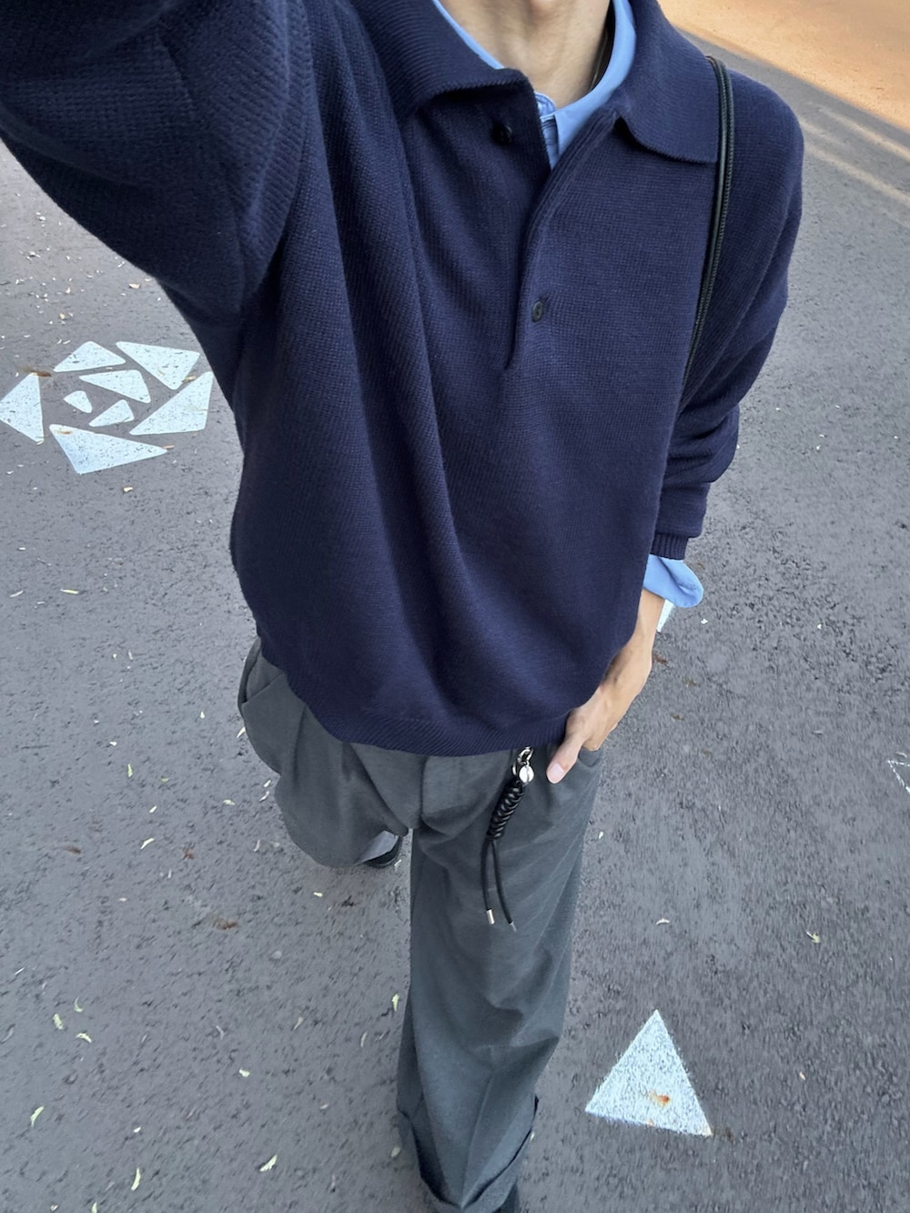 ブルー系のニット/セーター、ブルー系のシャツ/ブラウス、グレー系のスラックスを着用したメンズの秋コーディネートの3枚目の写真