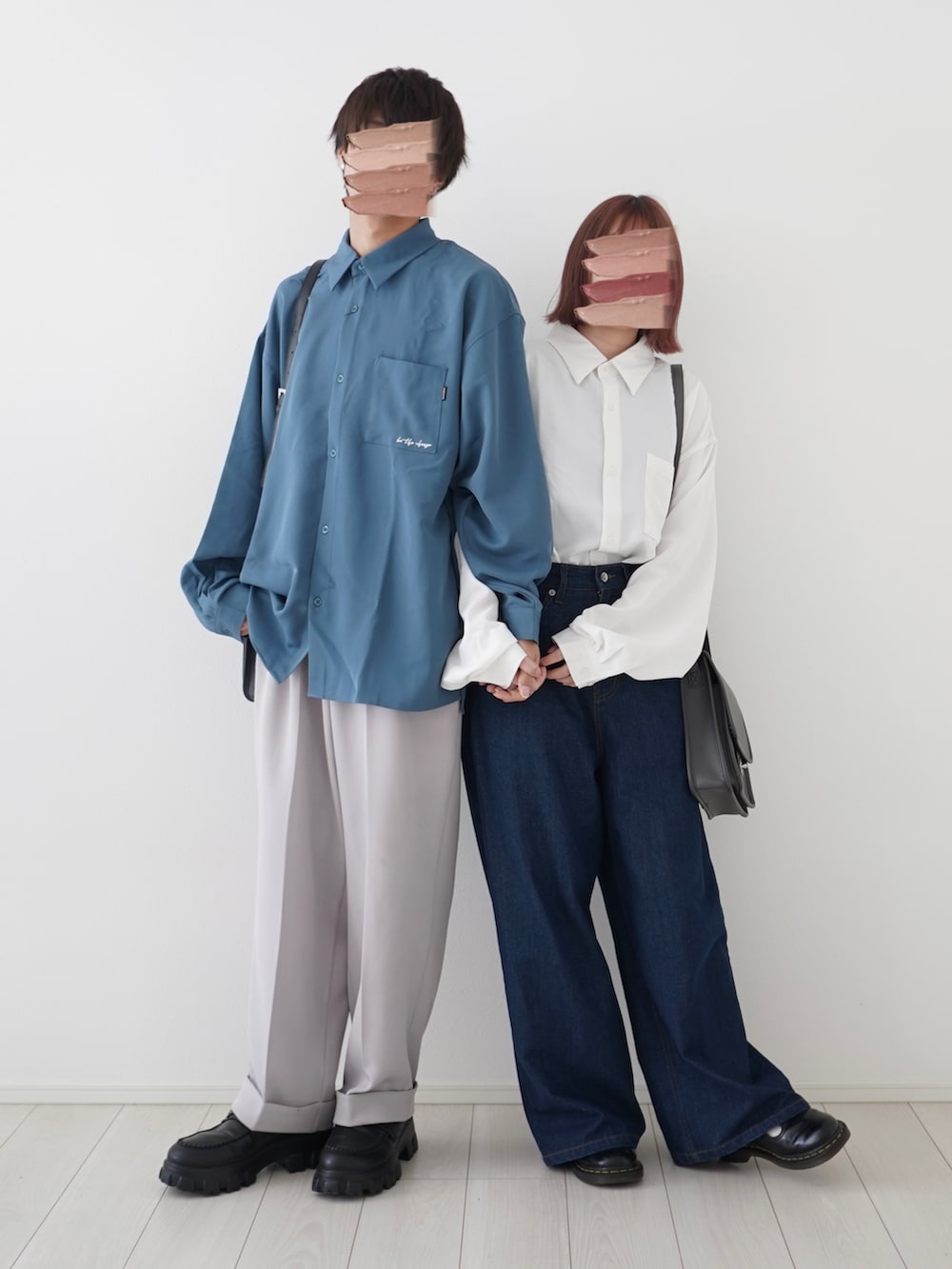 ブルー系のシャツ/ブラウス、グレー系のスラックス、ブラック系のショルダーバッグを着用したメンズの夏コーディネートの2枚目の写真