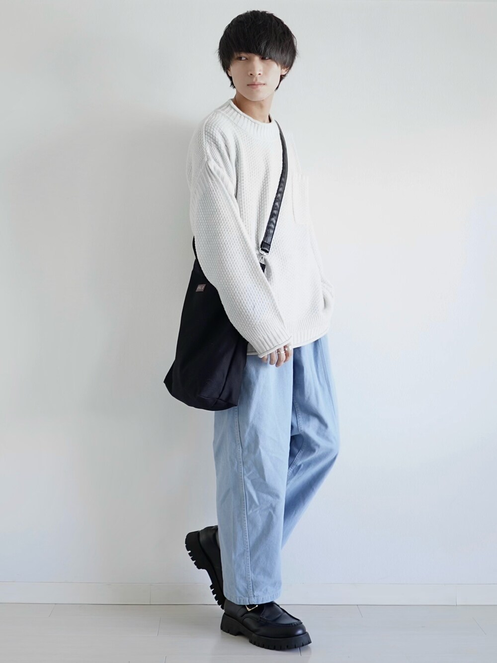 「はじめましてコーデ、春ニット、ニット、トートバッグ、ショルダーバッグ、デニム、デニムパンツ、淡色コーデ、淡色デニム、シンプルコーデ、プチプラ、ローファー、厚底シューズ、ETELIO、エテリオ」｜「ETELIOのビッグシルエットクルーネックガンジーニット（ニット/セーター、ホワイト系）」を使った、こーせ︎︎︎︎︎︎︎︎さん（メンズ・169cm）の春コーディネートの2枚目の写真