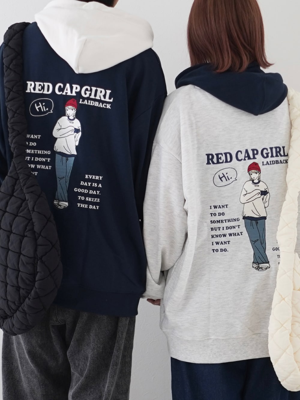 ブルー系のパーカー、ブラック系のデニムパンツ、グレー系のスニーカーを着用したメンズの秋コーディネートの2枚目の写真