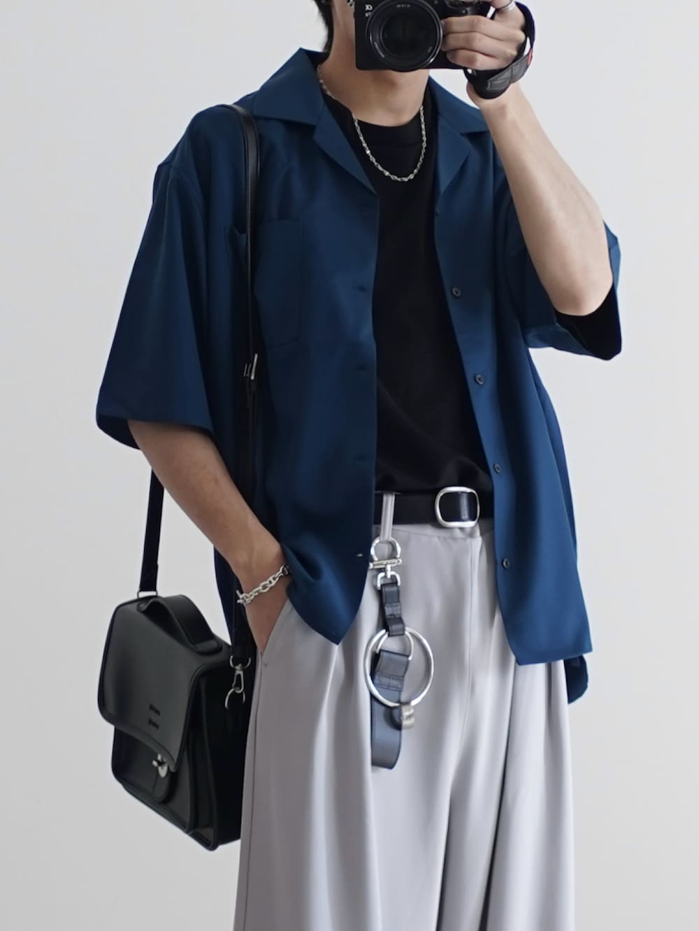 「PR、パステルカラー、シンプルコーデ、シャツスタイル、タックイン、ショルダーバッグ、白パンツ、低身長コーデ、プチプラ、きれいめカジュアル、休日スタイル、淡色コーデ、ローファー、ワイドパンツ、スラックス」|「Confirmの24SS 4WAYストレッチ オープンカラールーズシャツ ユニセックス【Confirm】(シャツ/ブラウス、ブルー系)」を使った、こーせ︎︎︎︎︎︎︎︎さん(メンズ・169cm)の春コーディネートの2枚目の写真
