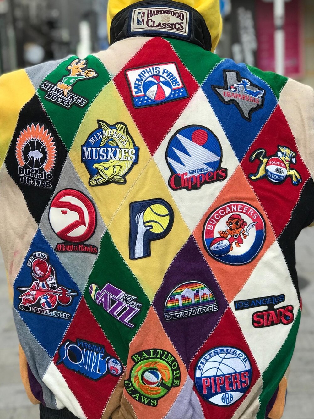 ブルー系のデニムパンツ、ベージュ系のブーツ、その他のジャケット/アウターを着用したメンズの冬コーディネートの2枚目の写真