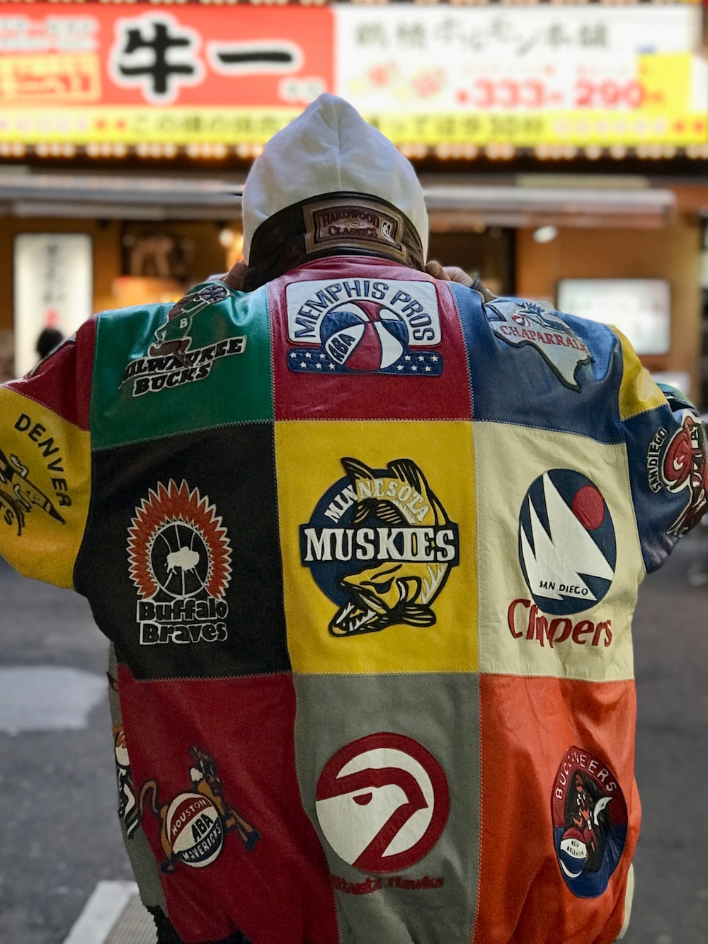 その他のスニーカー、ブルー系のデニムパンツ、その他のジャケット/アウターを着用したメンズの冬コーディネートの2枚目の写真