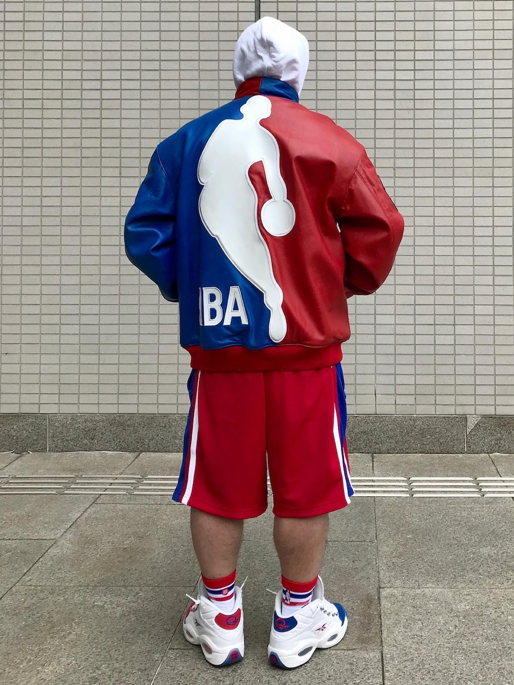 その他のジャケット/アウター、ホワイト系のスニーカー、レッド系のパンツを着用したメンズの冬コーディネートの2枚目の写真