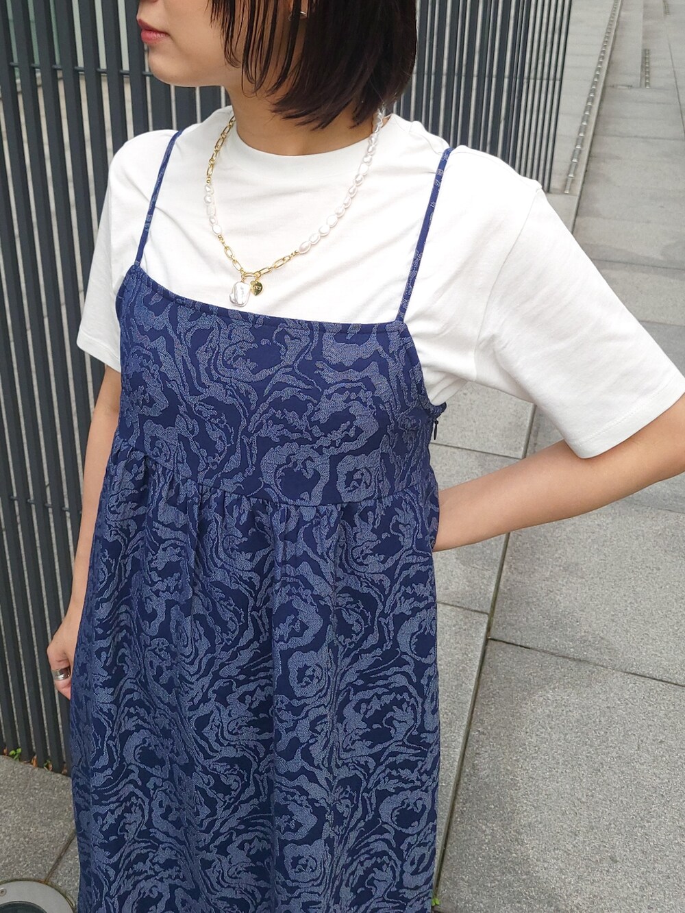 ブルー系のワンピースを着用したレディースの夏コーディネートの3枚目の写真