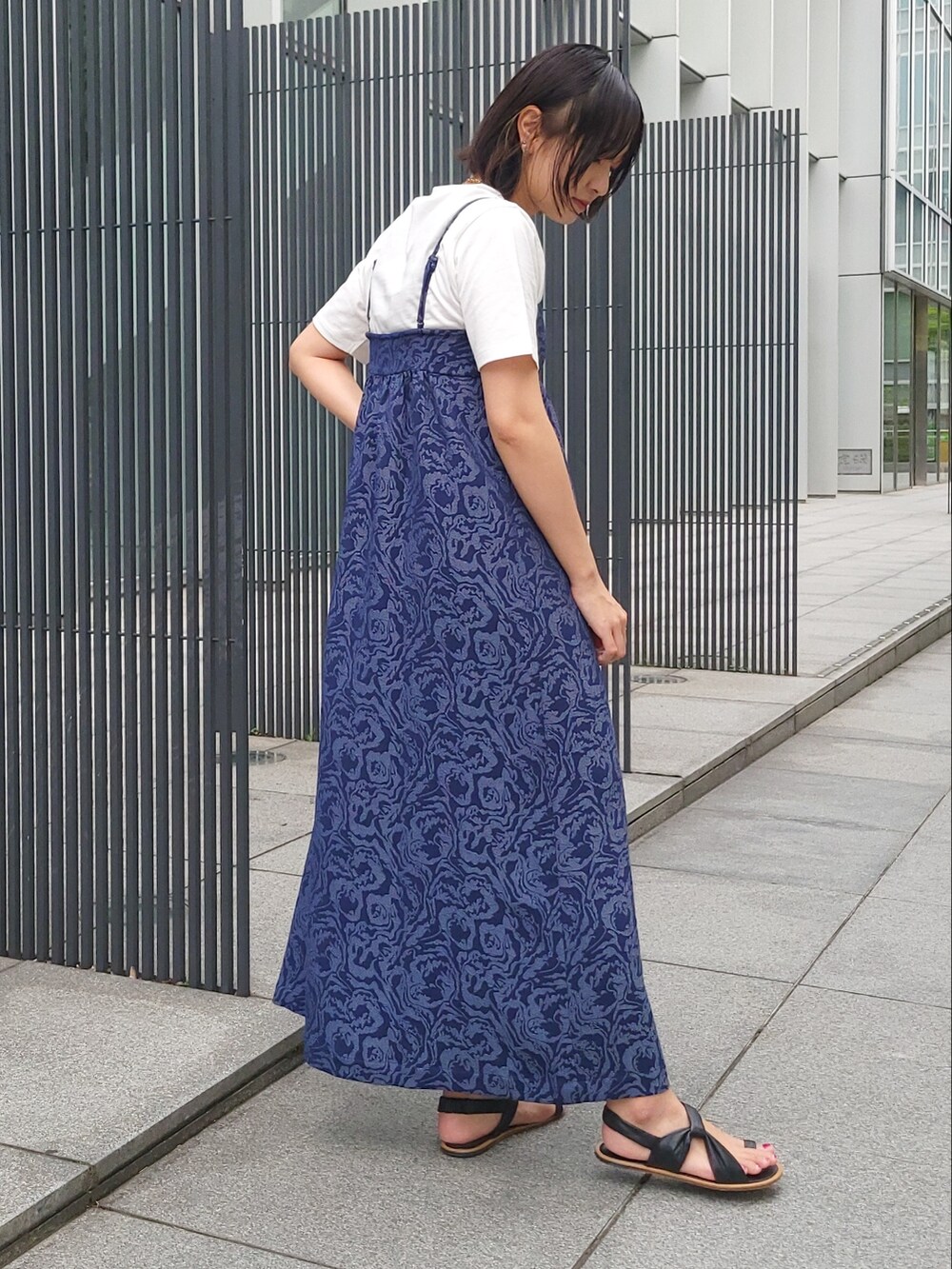 ブルー系のワンピースを着用したレディースの夏コーディネートの2枚目の写真