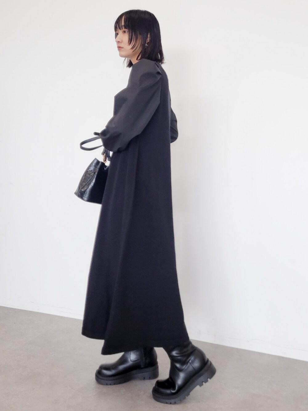 「秋冬コーデ、ブラック、秋服、秋ルック紹介するよ、ニットコーデ、キレイめ、ワンピース、モード、ブラックコーデ、デート」｜「Green　Parksの・Cu-shut キンチャク2wayバッグ（ショルダーバッグ、ブラック系）」を使った、Aina Kitagawaさん（レディース・159cm）の秋コーディネートの2枚目の写真