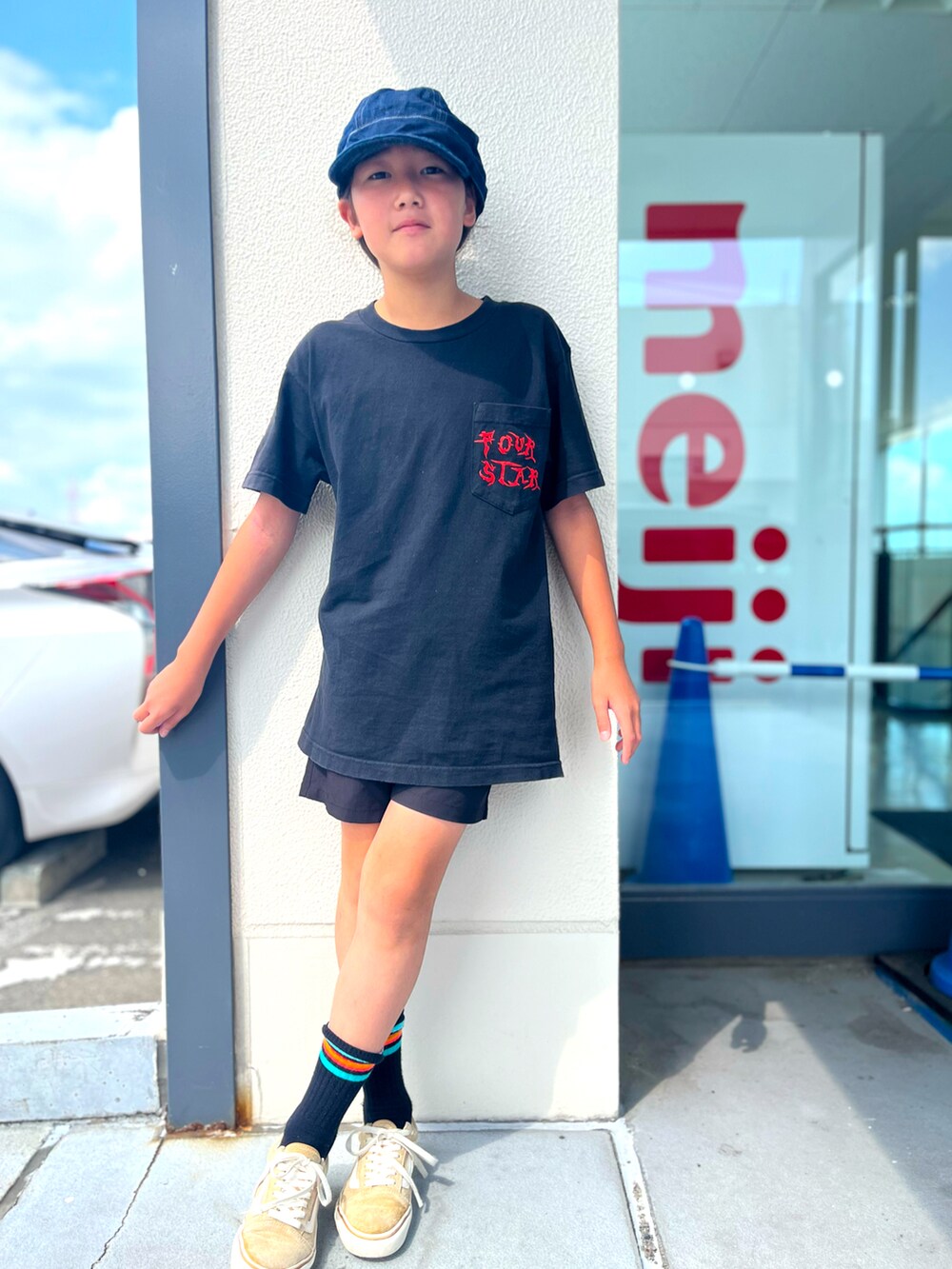 ブラック系のTシャツ/カットソー、ベージュ系のスニーカー、ブラック系のソックス/靴下を着用したレディースの夏コーディネートの3枚目の写真