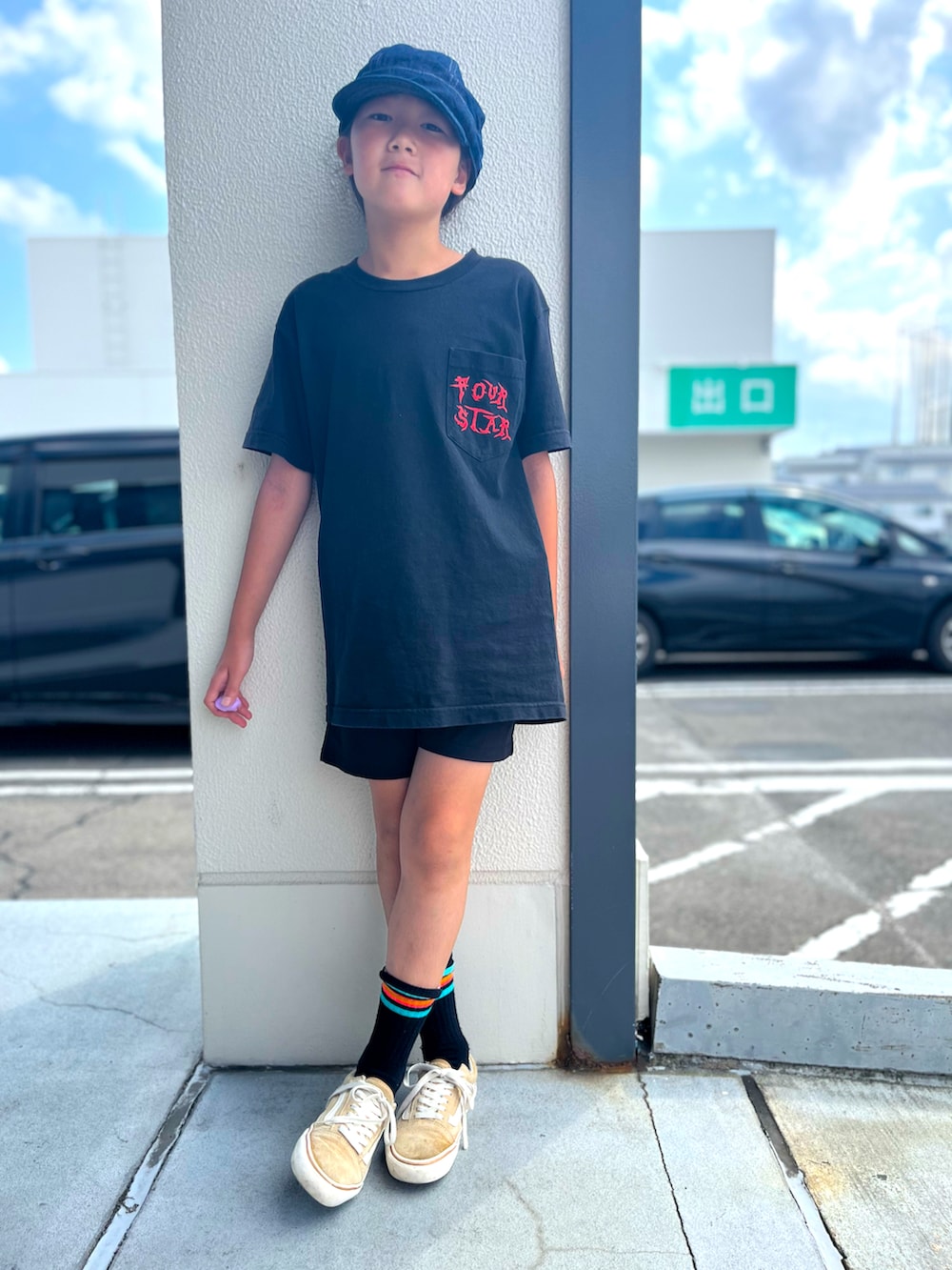 ブラック系のTシャツ/カットソー、ベージュ系のスニーカー、ブラック系のソックス/靴下を着用したレディースの夏コーディネートの2枚目の写真