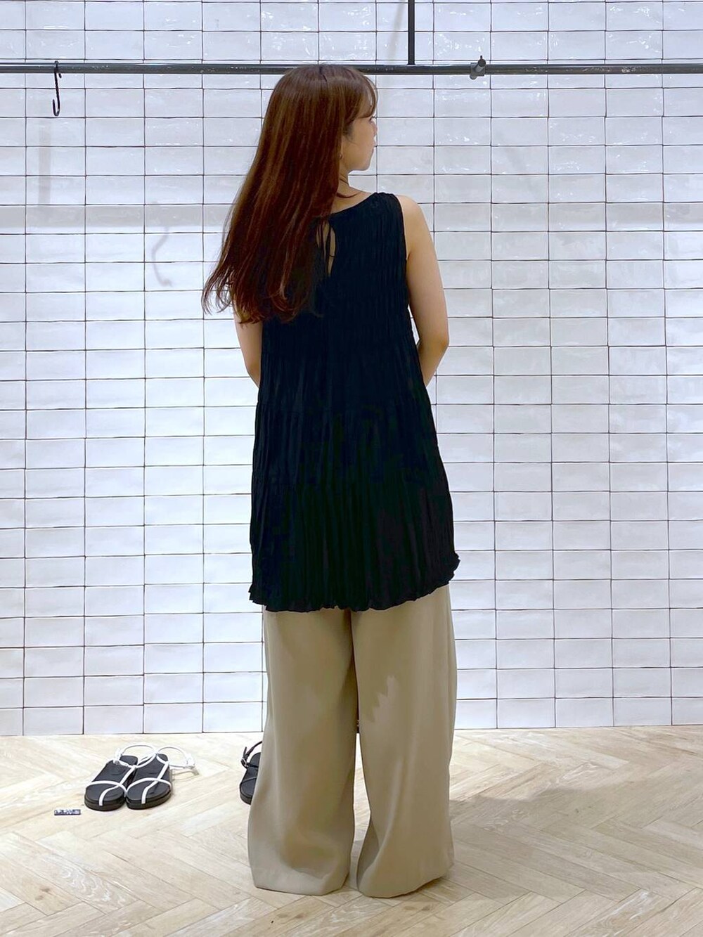 「きれいめ、着痩せ、カジュアル、休日コーデ、デート/ロマンティック、夏コーデ、旅行、apart by lowrys、シンプルコーデ、大人カジュアル」｜「A part byのイージーストレートパンツ（スラックス、ベージュ系）」を使った、RYOKOさん（レディース・158cm）の夏コーディネートの4枚目の写真