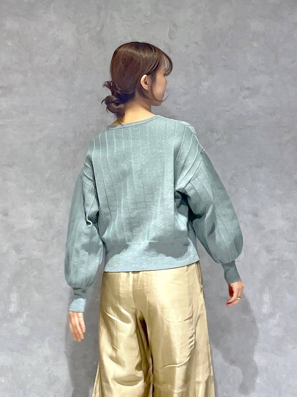 グリーン系のカーディガン/ボレロ、ベージュ系のその他パンツを着用したレディースの春コーディネートの4枚目の写真