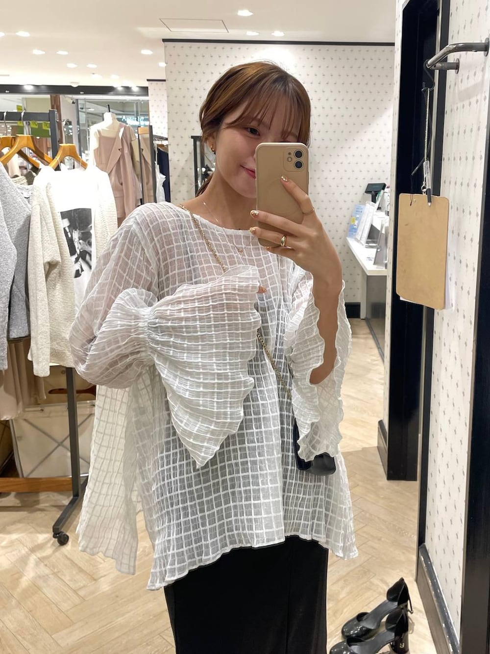 ブラック系のスカートを着用したレディースの春コーディネートの2枚目の写真