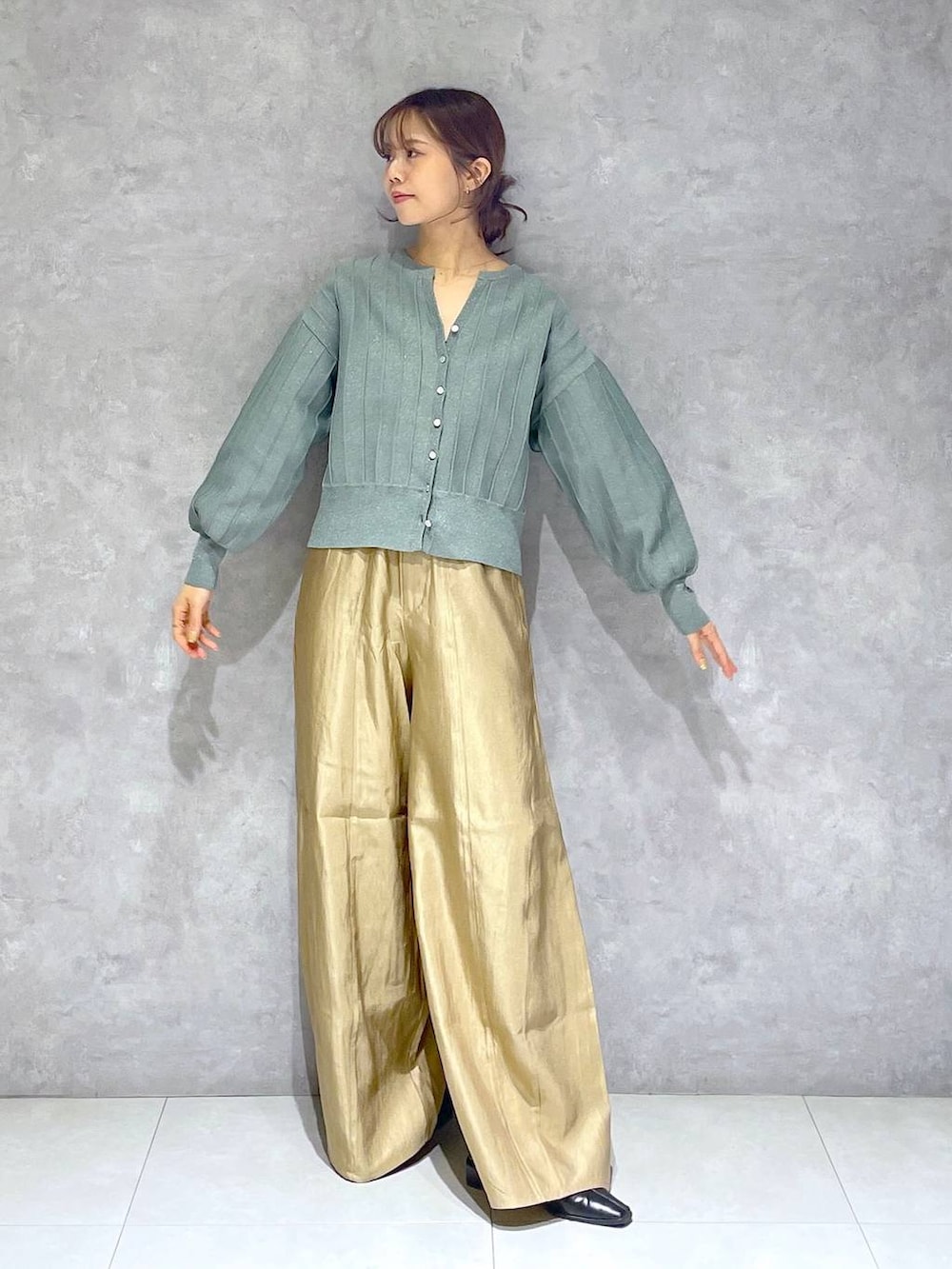 グリーン系のカーディガン/ボレロ、ベージュ系のその他パンツを着用したレディースの春コーディネートの2枚目の写真