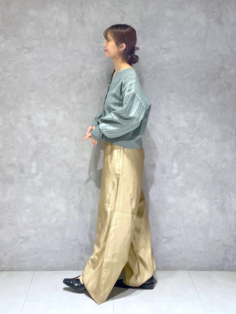 グリーン系のカーディガン/ボレロ、ベージュ系のその他パンツを着用したレディースの春コーディネートの3枚目の写真