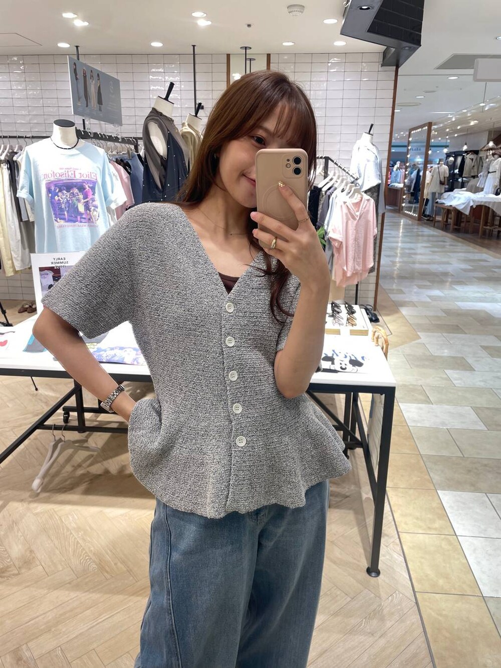 ブルー系のデニムパンツ、ブルー系のカーディガン/ボレロを着用したレディースの春コーディネートの2枚目の写真